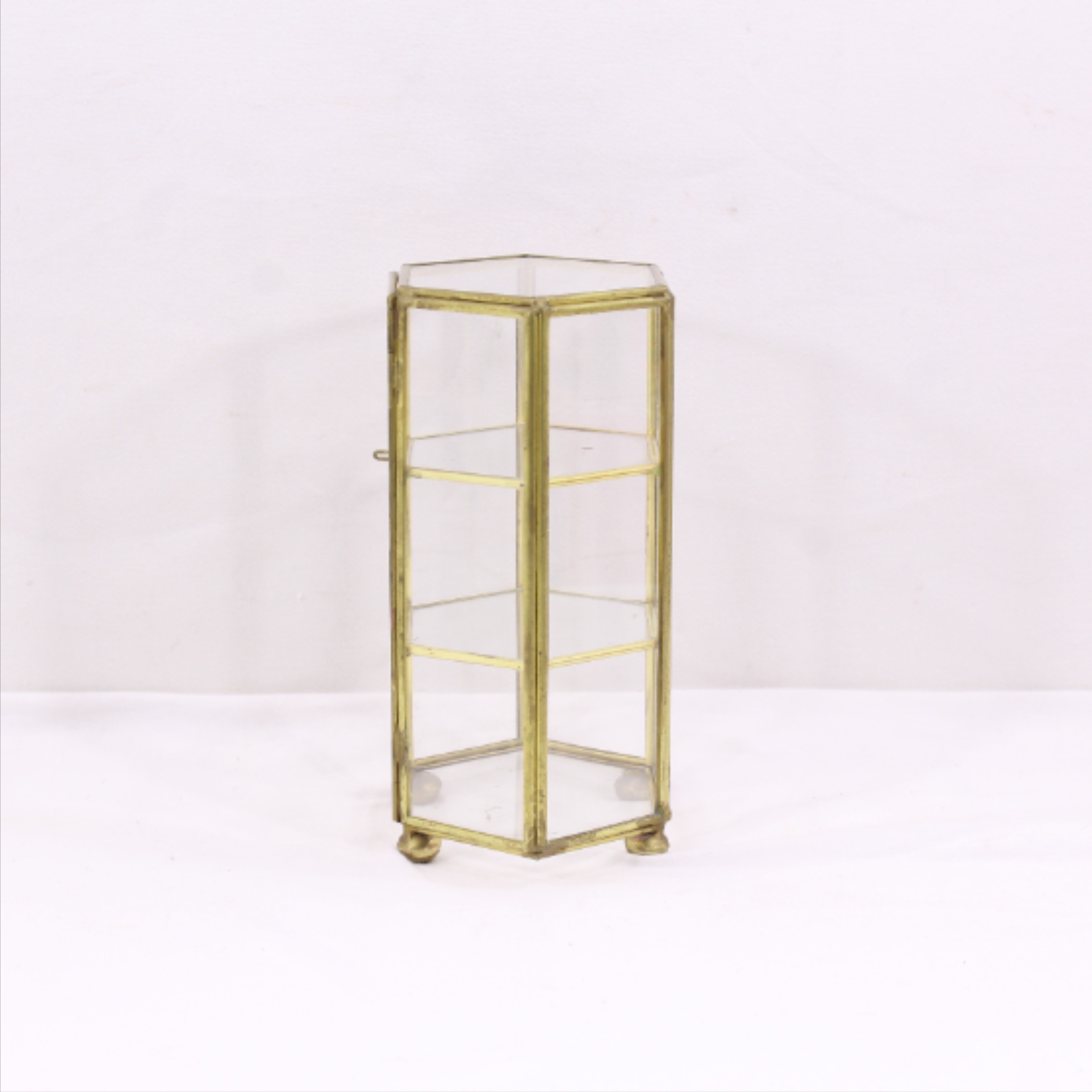 Voir photo 5 de Petite vitrine décorative vintage à suspendre - Verre et laiton Petite vitrine décorative vintage à suspendre - Verre et laiton reconditionné photo 5