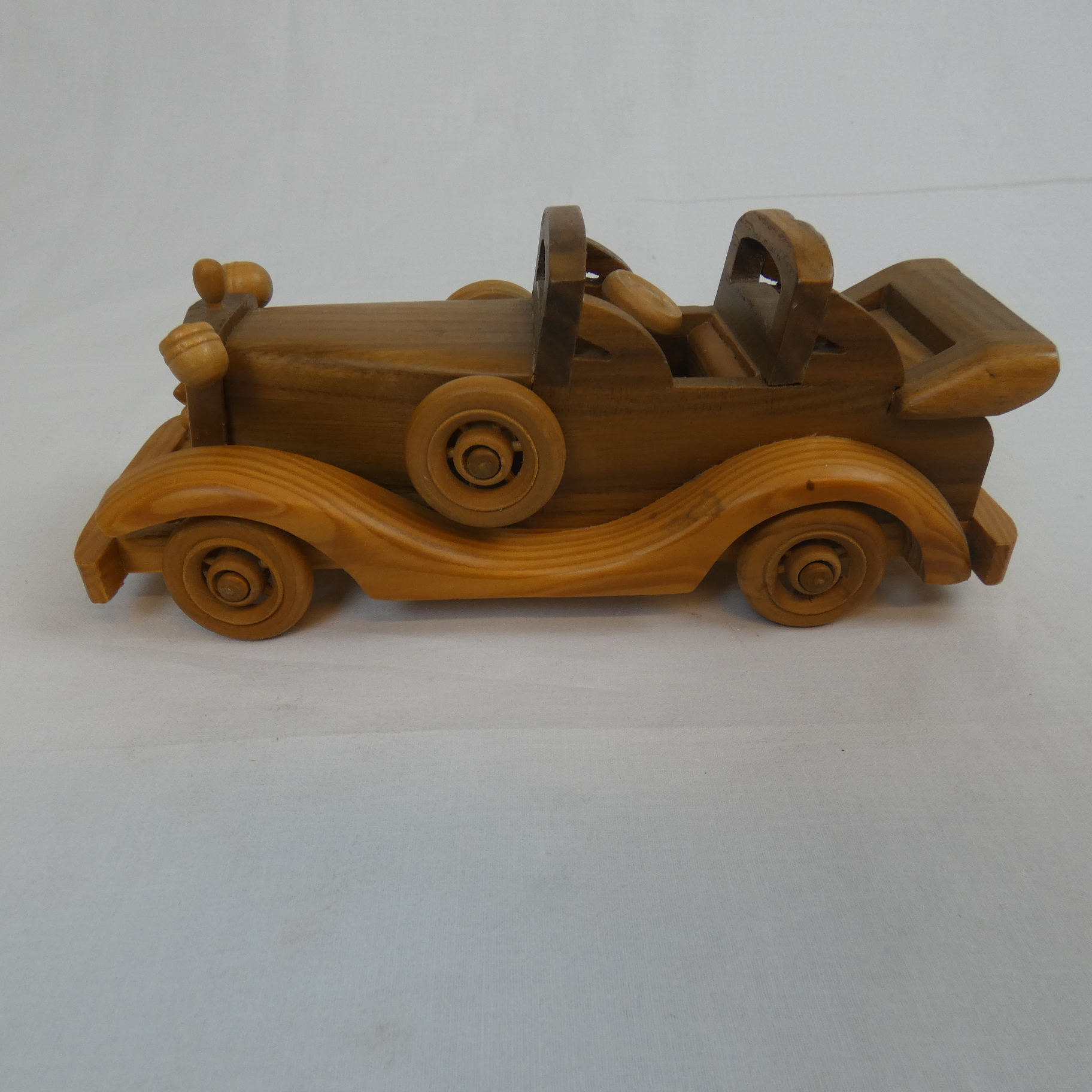 Petite Voiture En Bois Pour Enfant Vintage Très bon état - 12,00 € Petite Voiture En Bois Pour Enfant Vintage Très bon état reconditionné disponible sur Label Emmaüs