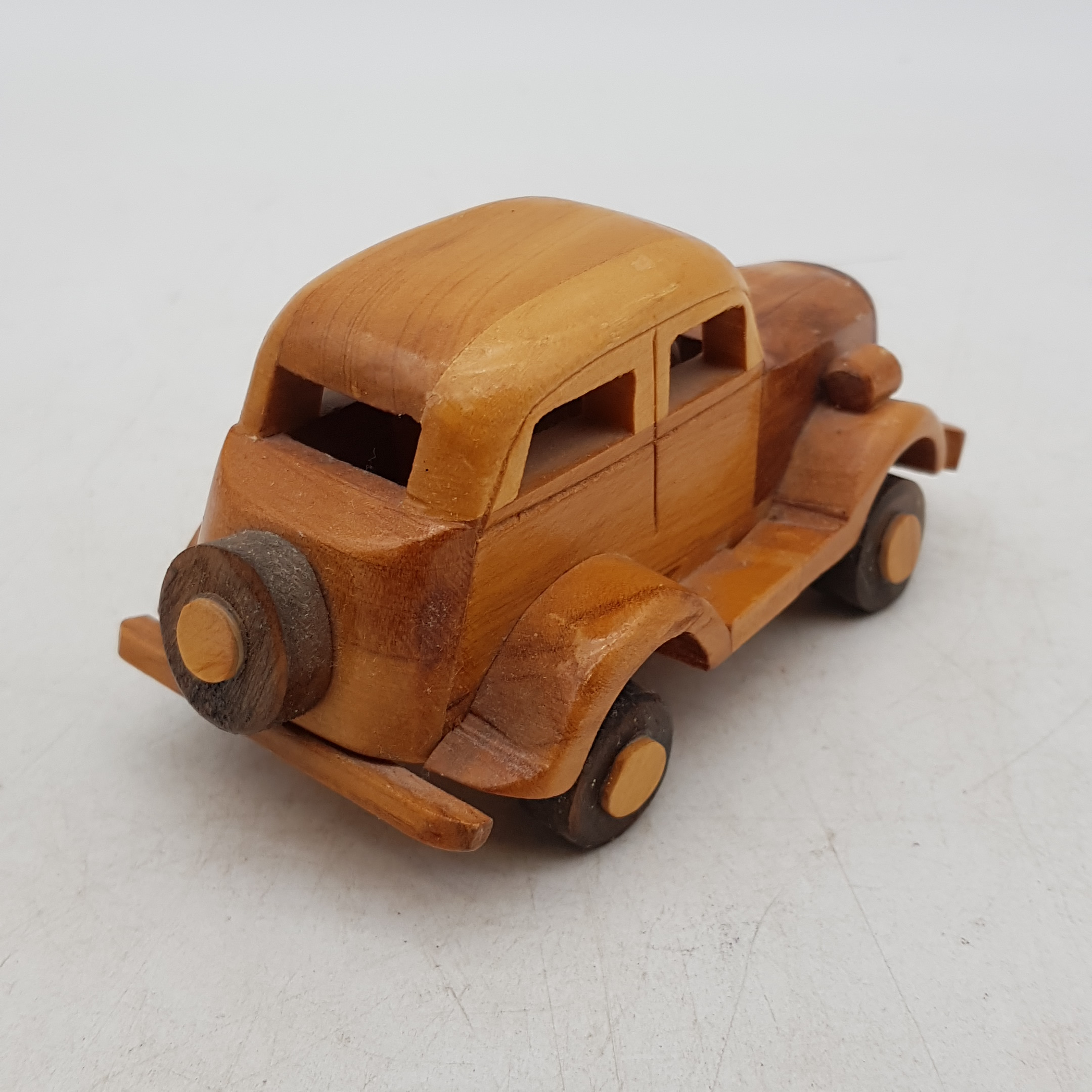 Voir photo 2 de Petite voiture en bois, Style traction année 40 Petite voiture en bois, Style traction année 40 Bon état reconditionné photo 2