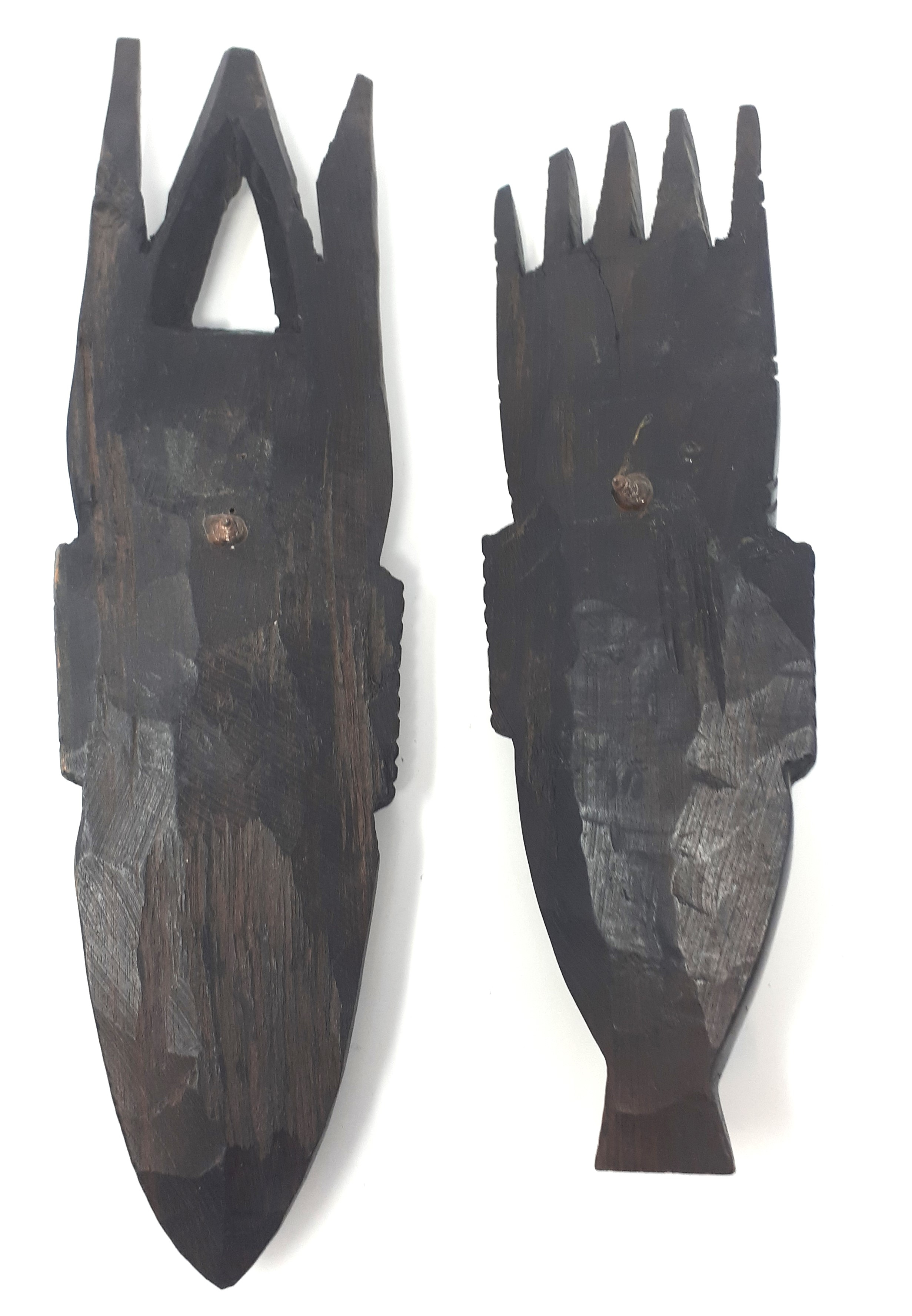 Voir photo 2 de Petits Masques Africains en bois noir ébène Petits Masques Africains en bois noir ébène État correct reconditionné photo 2