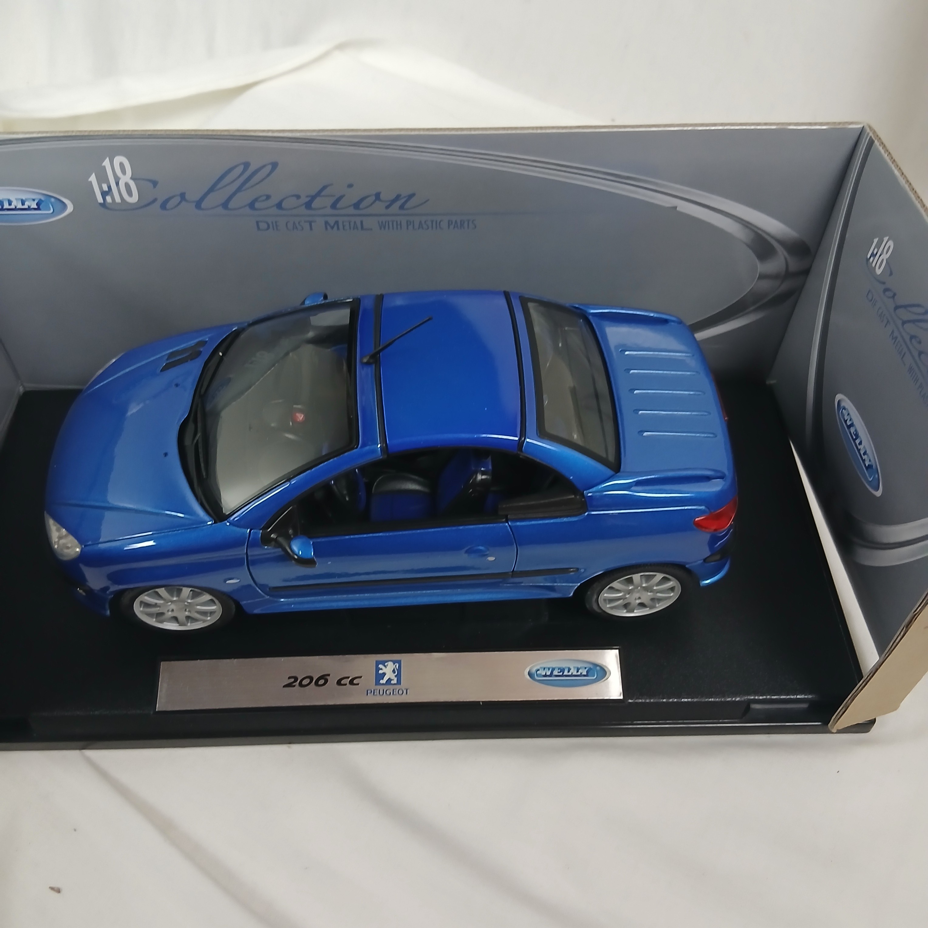 Voir photo 3 de Peugeot 206 cc bleu a l échelle 1:18 Peugeot 206 cc bleu a l échelle 1:18 Très bon état reconditionné photo 3