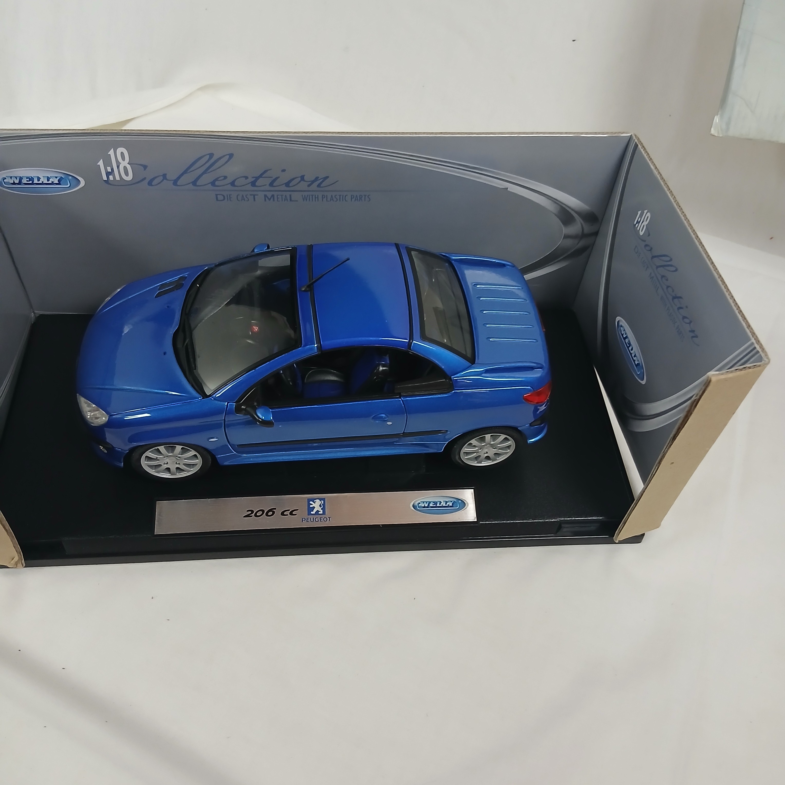 Peugeot 206 cc bleu a l échelle 1:18 Très bon état reconditionné photo 4