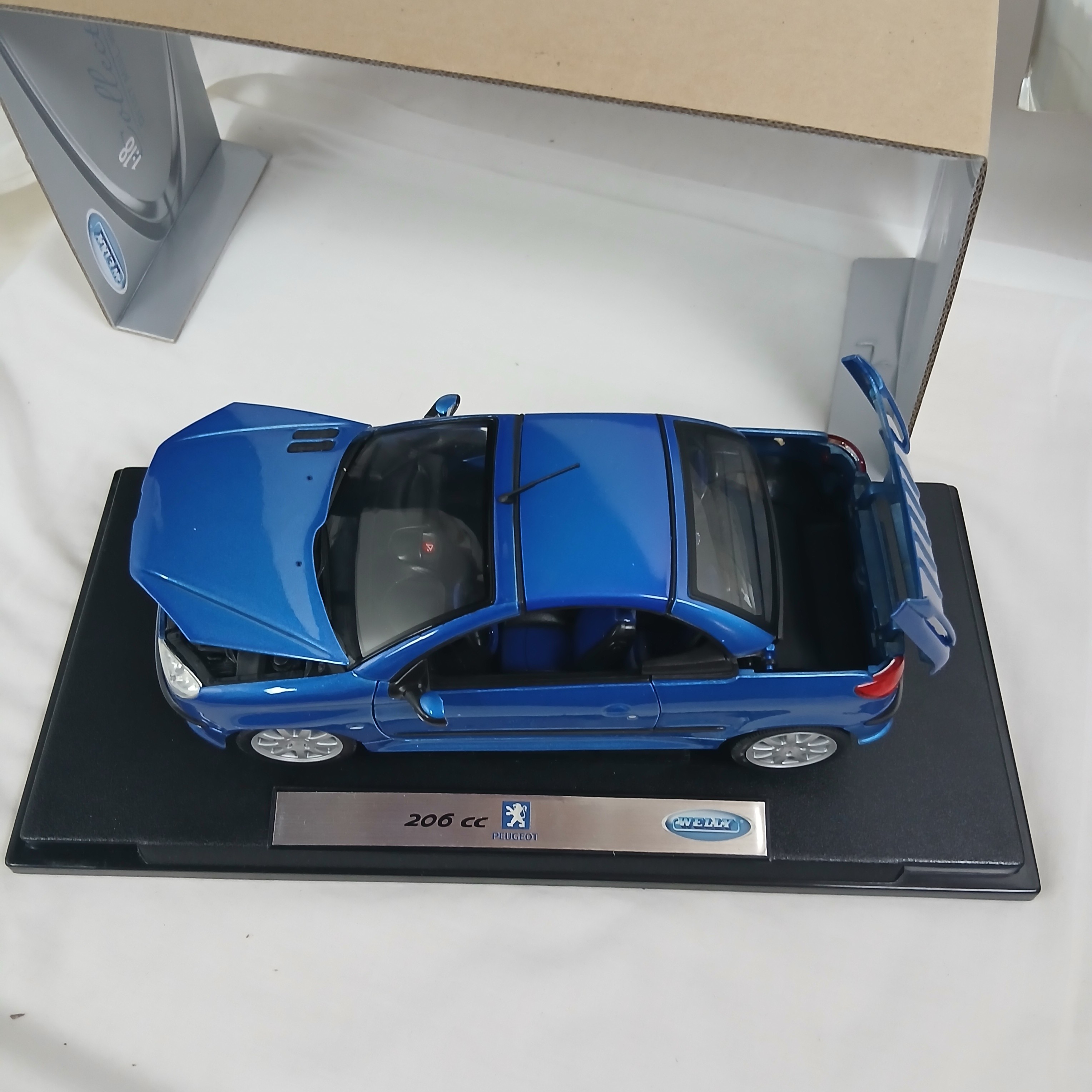 Voir photo 5 de Peugeot 206 cc bleu a l échelle 1:18 Peugeot 206 cc bleu a l échelle 1:18 Très bon état reconditionné photo 5
