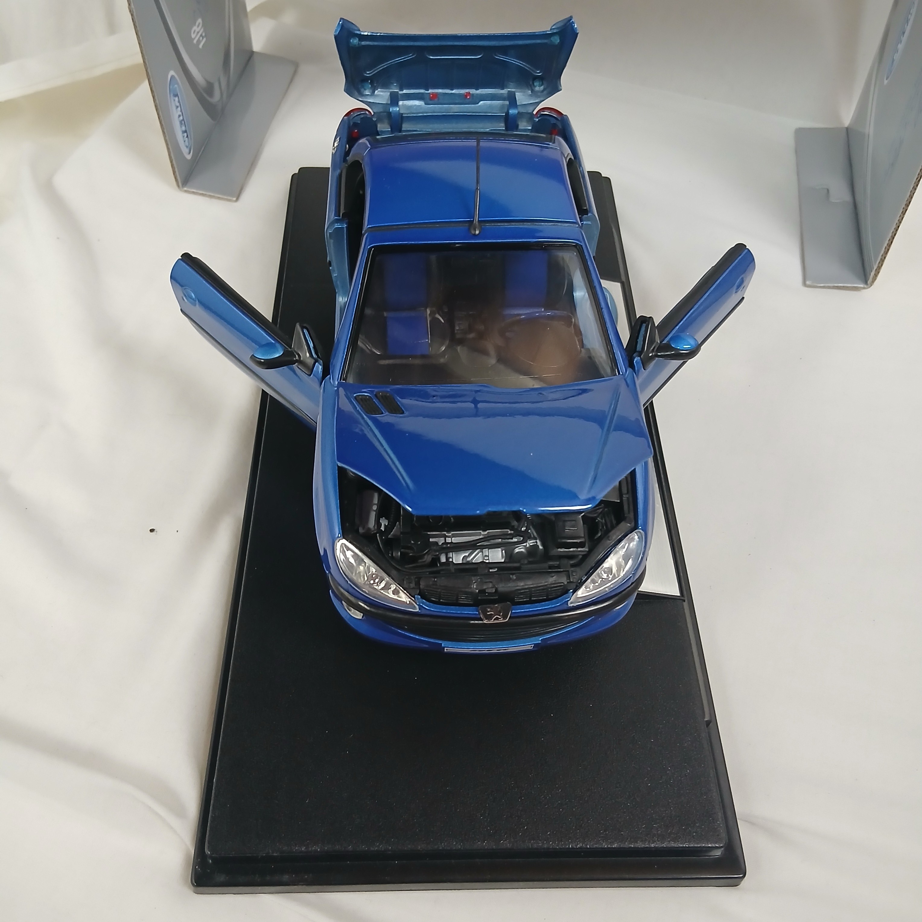 Voir photo 6 de Peugeot 206 cc bleu a l échelle 1:18 Peugeot 206 cc bleu a l échelle 1:18 Très bon état reconditionné photo 6