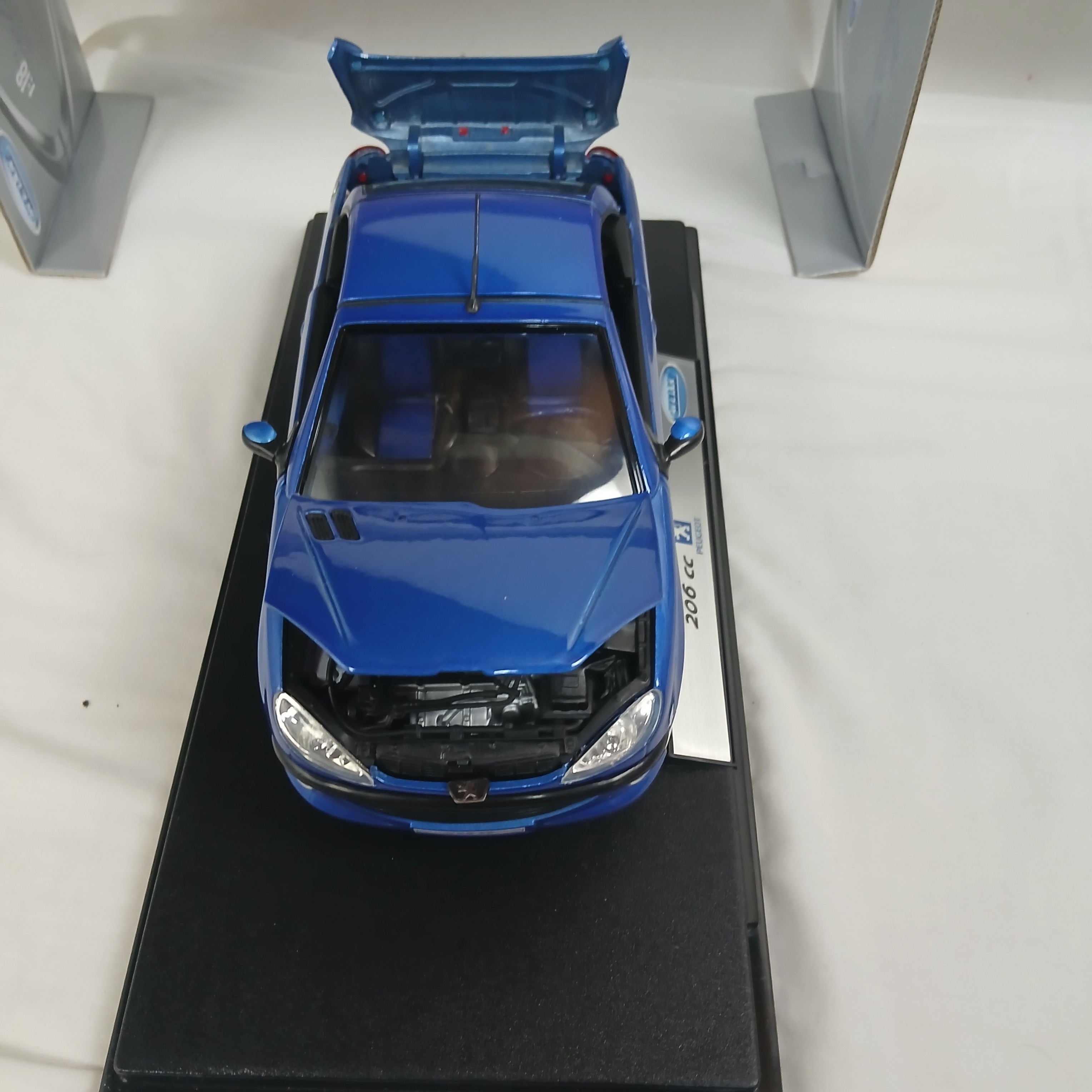 Voir photo 7 de Peugeot 206 cc bleu a l échelle 1:18 Peugeot 206 cc bleu a l échelle 1:18 Très bon état reconditionné photo 7