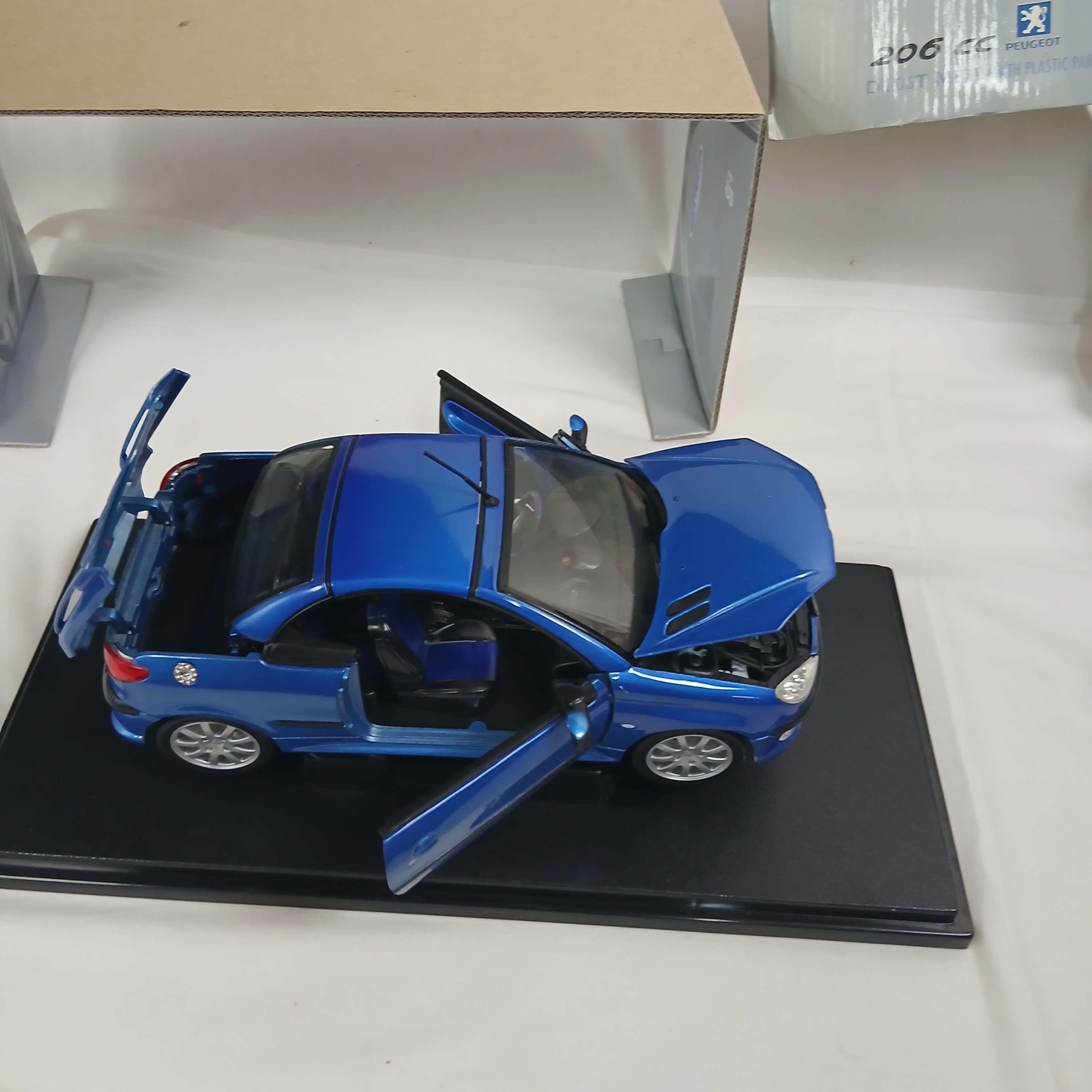 Voir photo 8 de Peugeot 206 cc bleu a l échelle 1:18 Peugeot 206 cc bleu a l échelle 1:18 Très bon état reconditionné photo 8