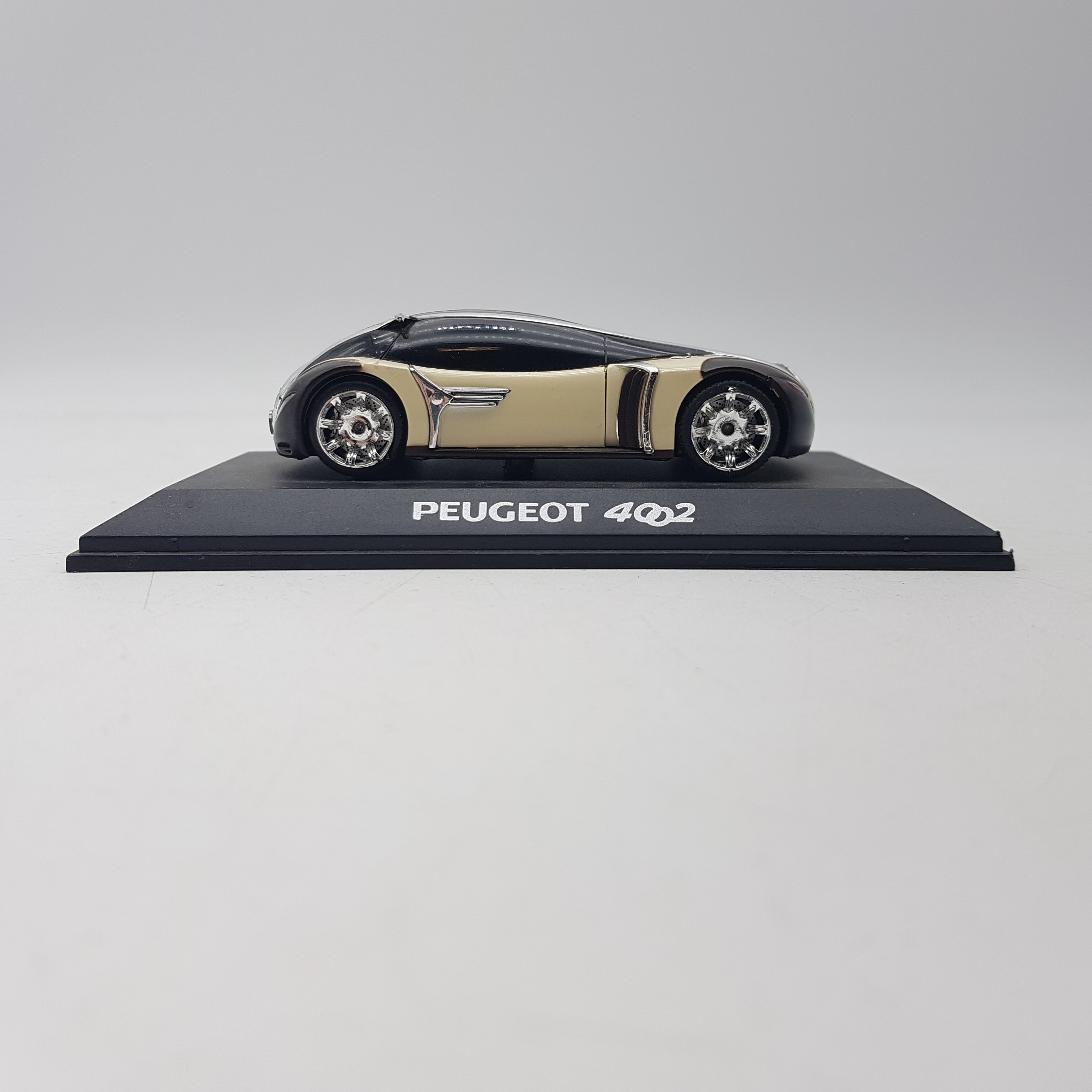 Voir photo 3 de Peugeot 4002 concept car collection Peugeot 4002 concept car collection Très bon état reconditionné photo 3