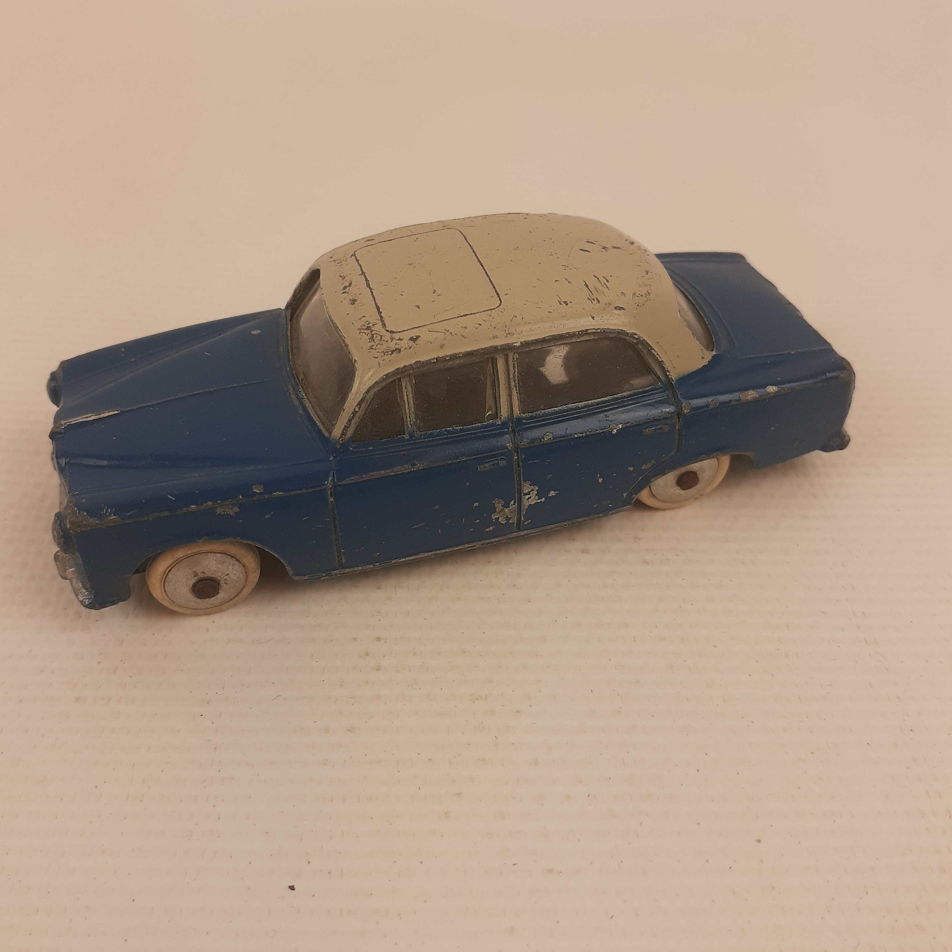 Voir photo 3 de Peugeot 403 Berline bleu Quiralu - France Peugeot 403 Berline bleu Quiralu - France Très bon état reconditionné photo 3