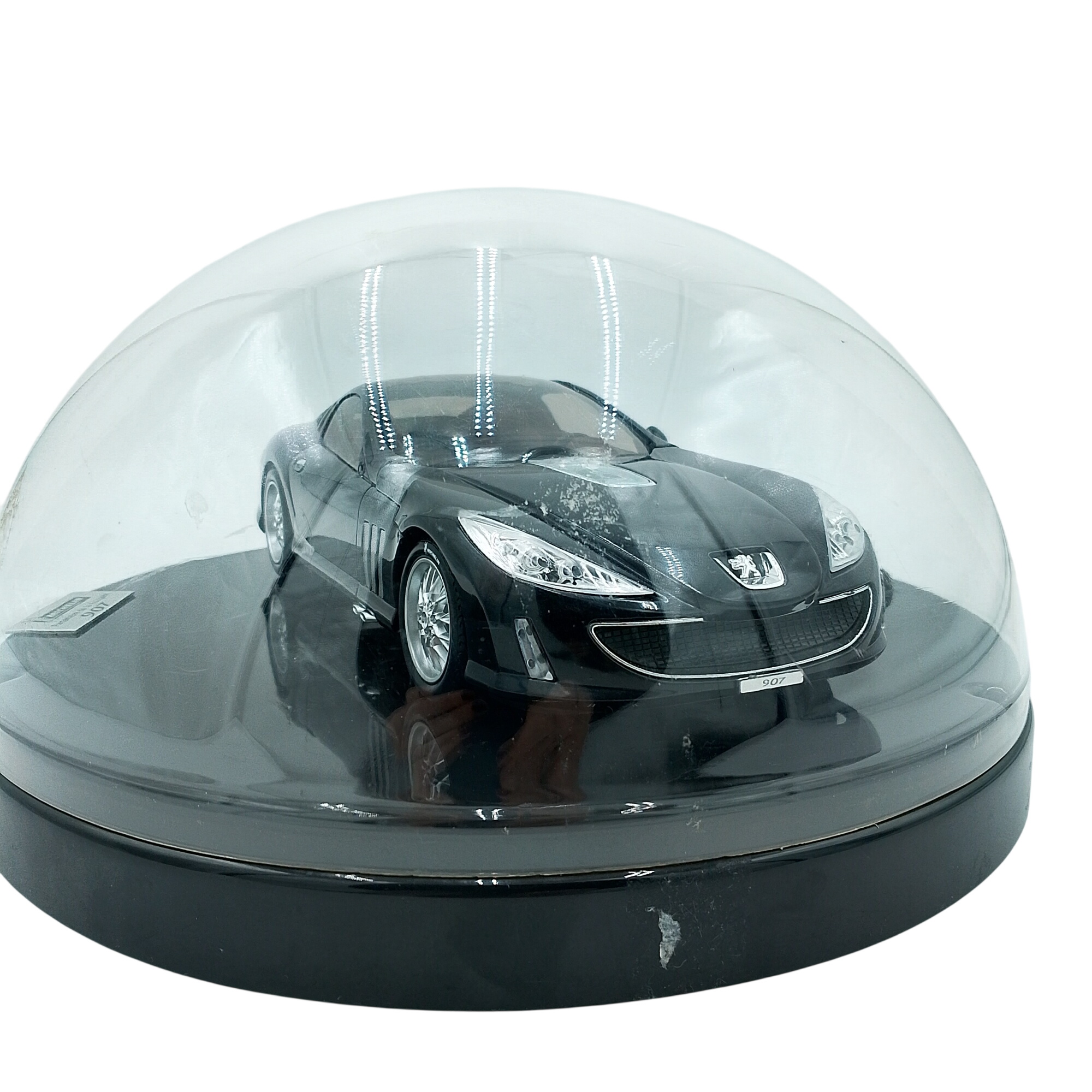 Peugeot 907 Miniature sous cloche Bon état - 60,00 € Peugeot 907 Miniature sous cloche Bon état reconditionné disponible sur Label Emmaüs