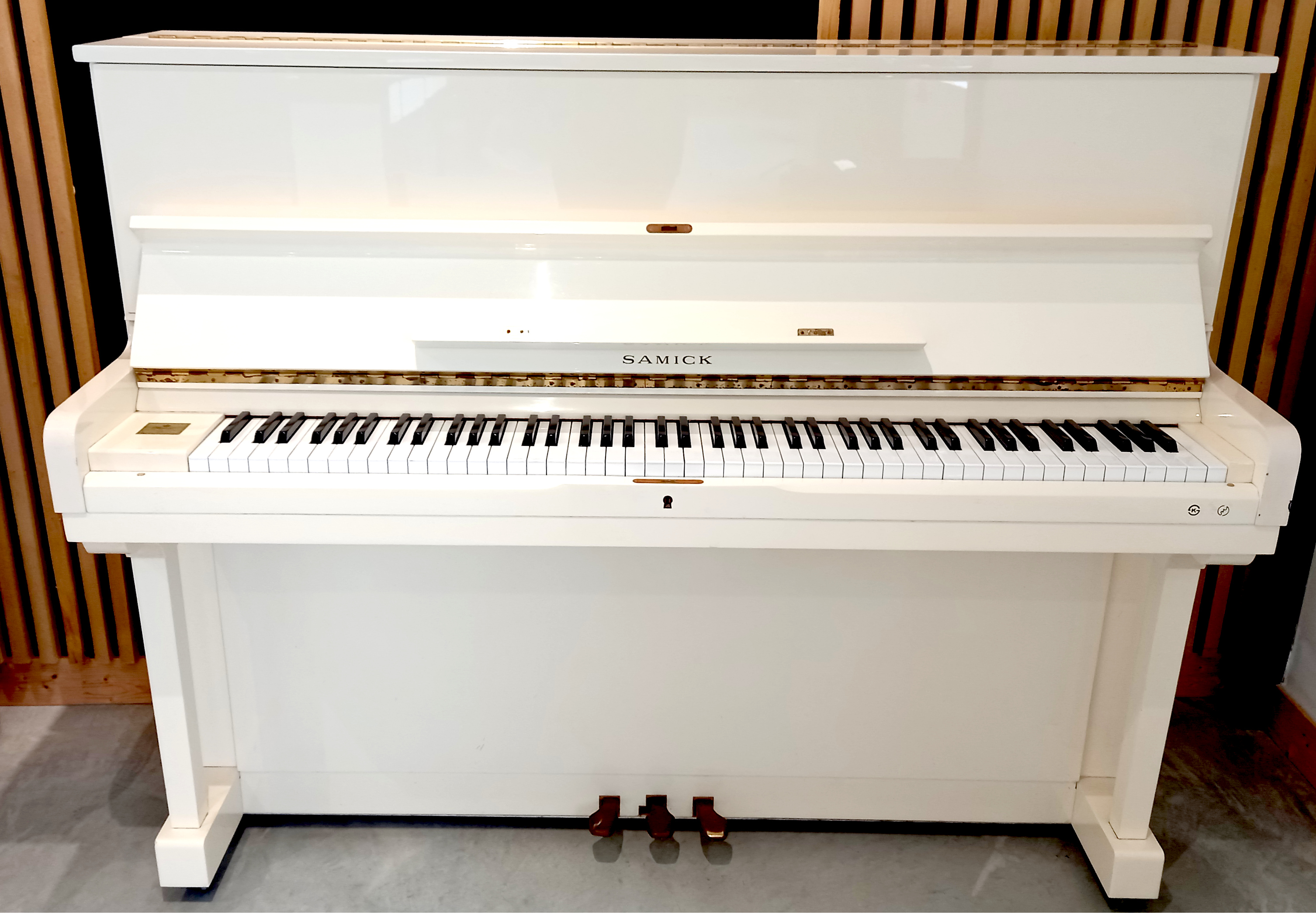 Piano droit Samick SU-118 Très bon état reconditionné disponible sur Zic Ethic