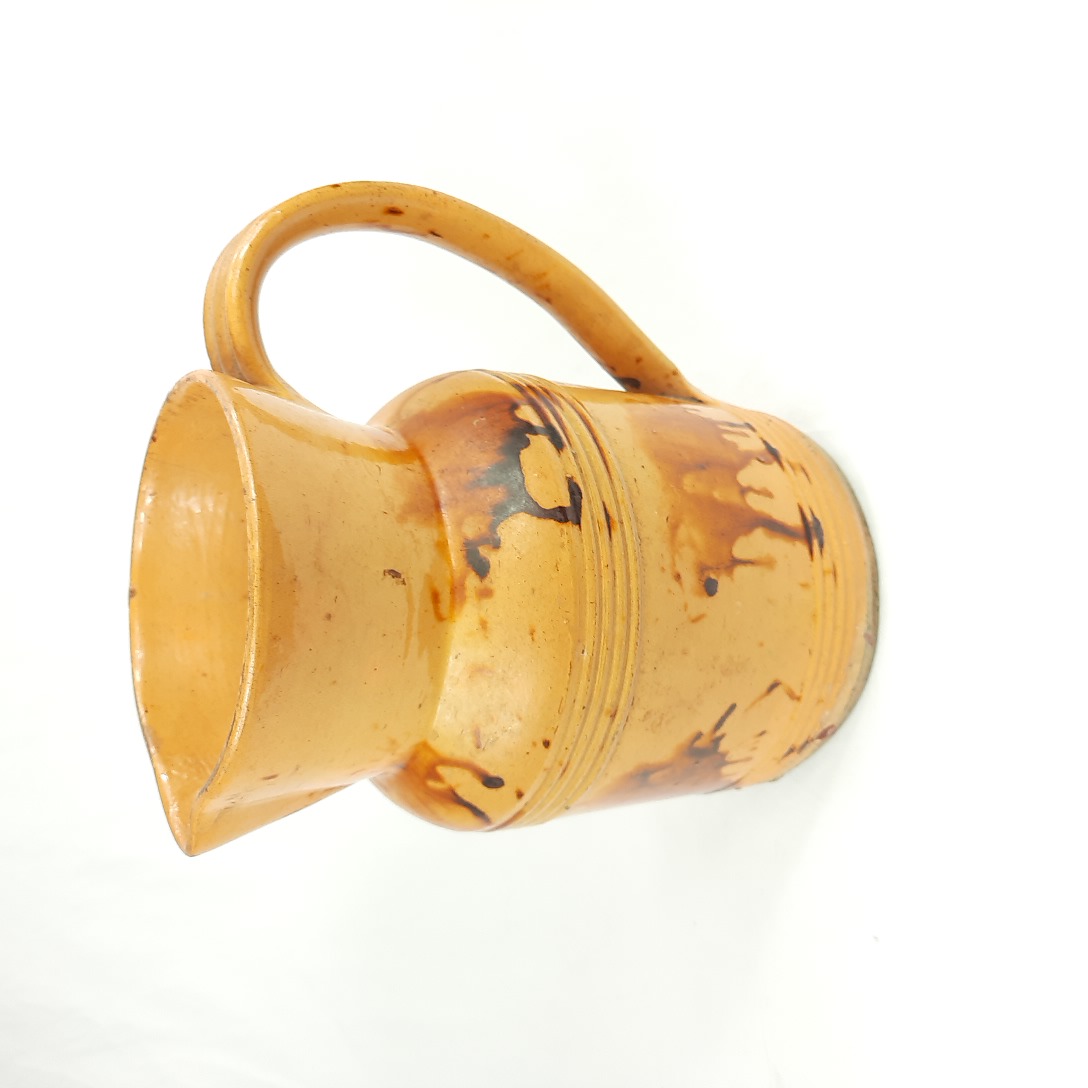 Pichet ancien en grès ocre/brun artisanal vintage Très bon état - 30,00 € Pichet ancien en grès ocre/brun artisanal vintage Très bon état reconditionné disponible sur Label Emmaüs