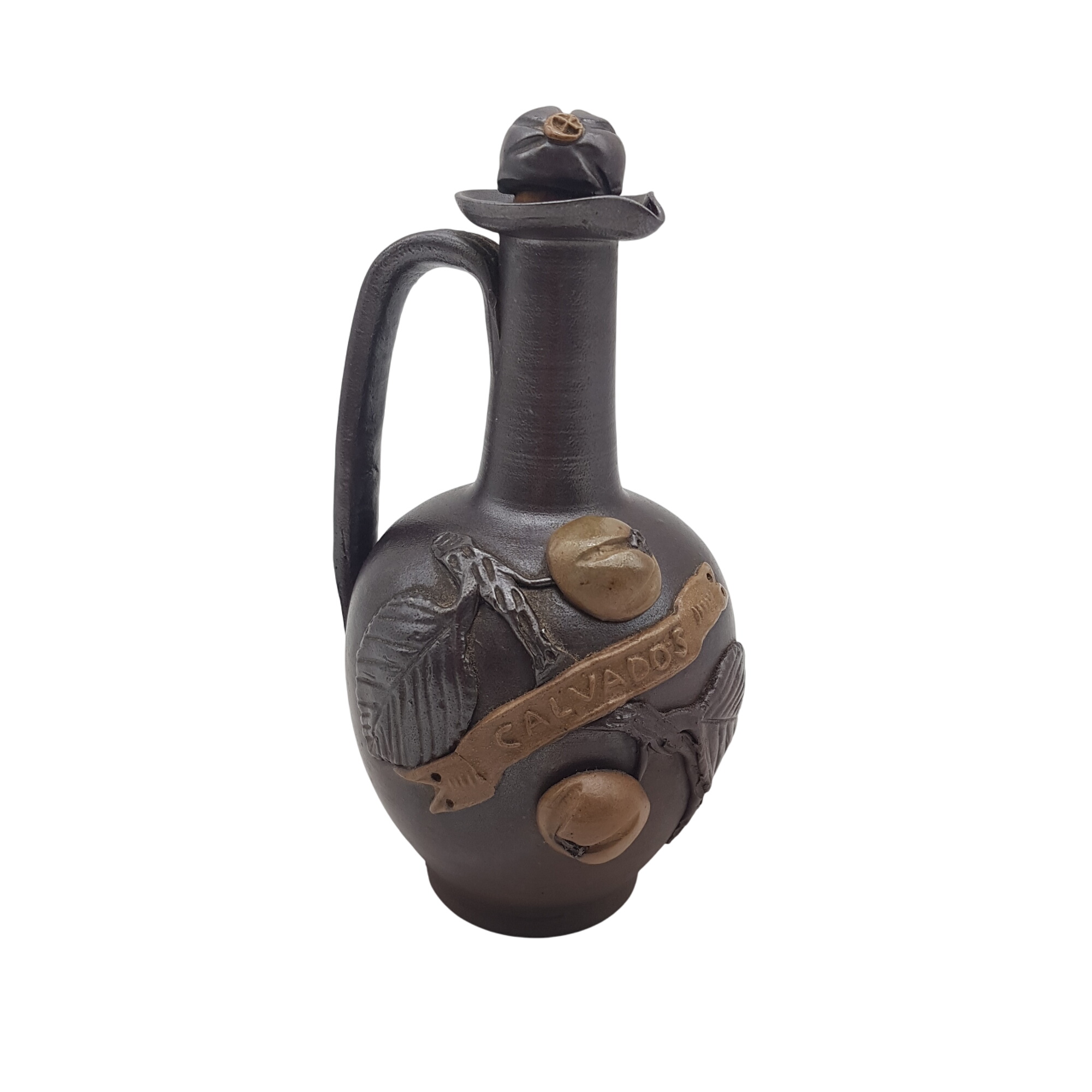 Pichet Calvados numéroté avec bouchon - décors pommes en relief Bon état - 10,00 € Pichet Calvados numéroté avec bouchon - décors pommes en relief Bon état reconditionné disponible sur Label Emmaüs