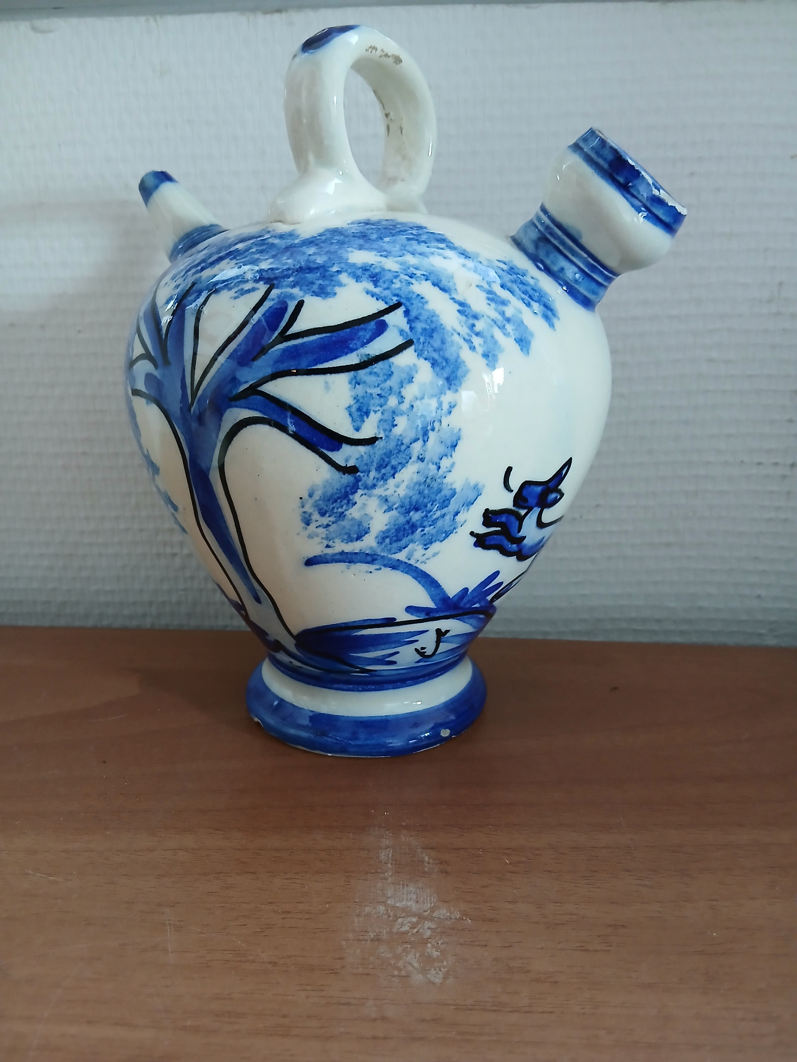 Voir photo 3 de Pichet, cruche, chevrette en céramique à décor de camaïeu de bleu. Pichet, cruche, chevrette en céramique à décor de camaïeu de bleu. Bon état reconditionné photo 3