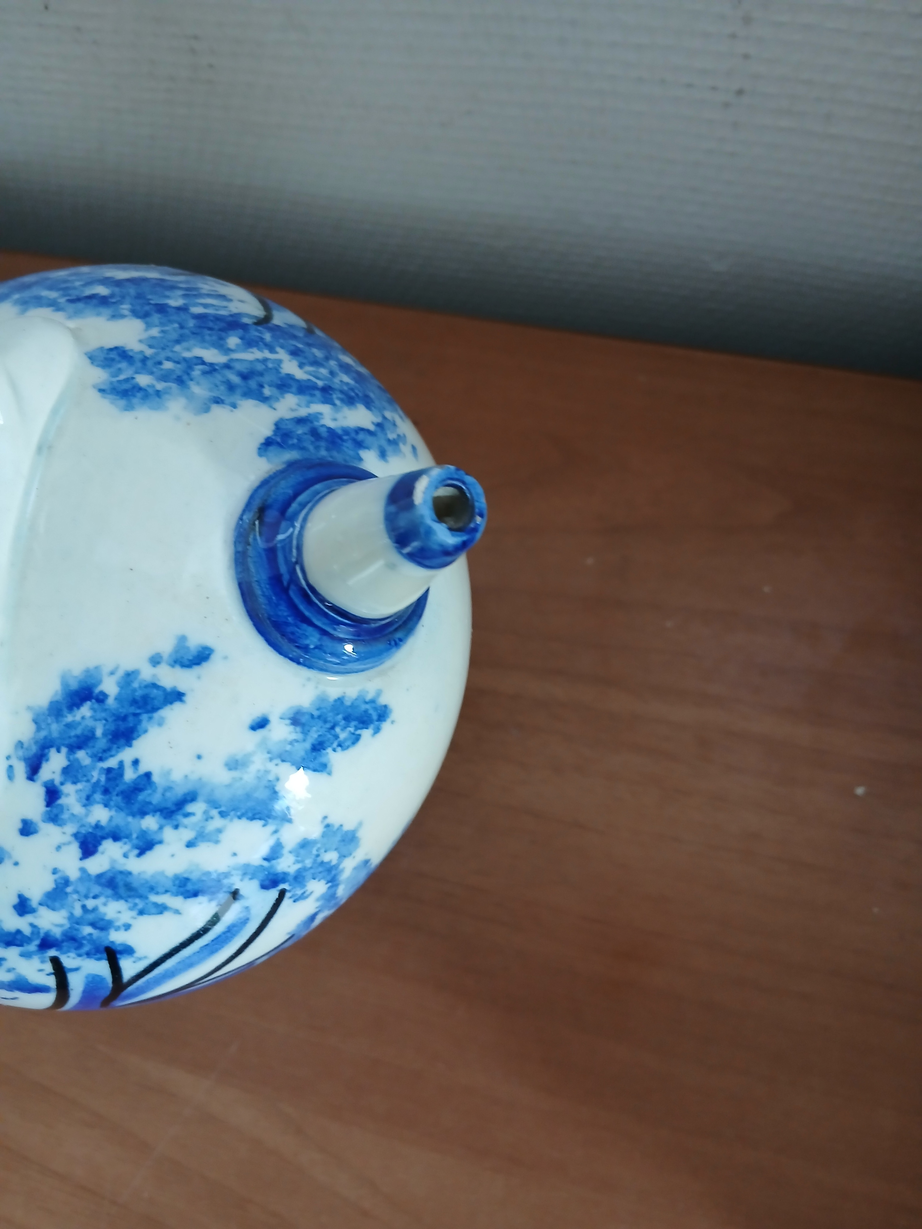 Voir photo 4 de Pichet, cruche, chevrette en céramique à décor de camaïeu de bleu. Pichet, cruche, chevrette en céramique à décor de camaïeu de bleu. Bon état reconditionné photo 4