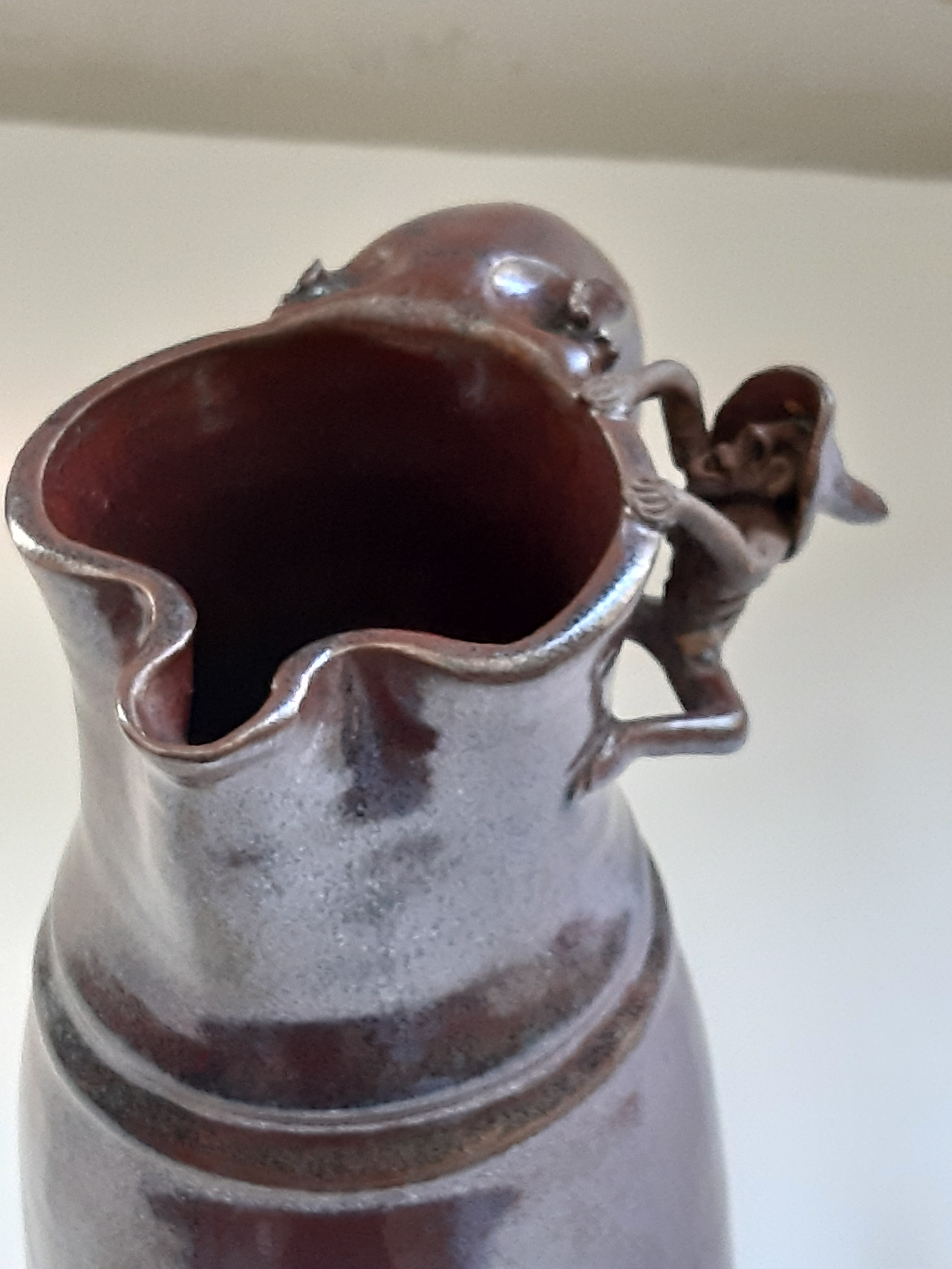 Voir photo 2 de Pichet d'art en grès irisés bordeau, avec singe 3 D, agripé au col, signature à identifier Pichet d'art en grès irisés bordeau, avec singe 3 D, agripé au col, signature à identifier Bon état reconditionné photo 2