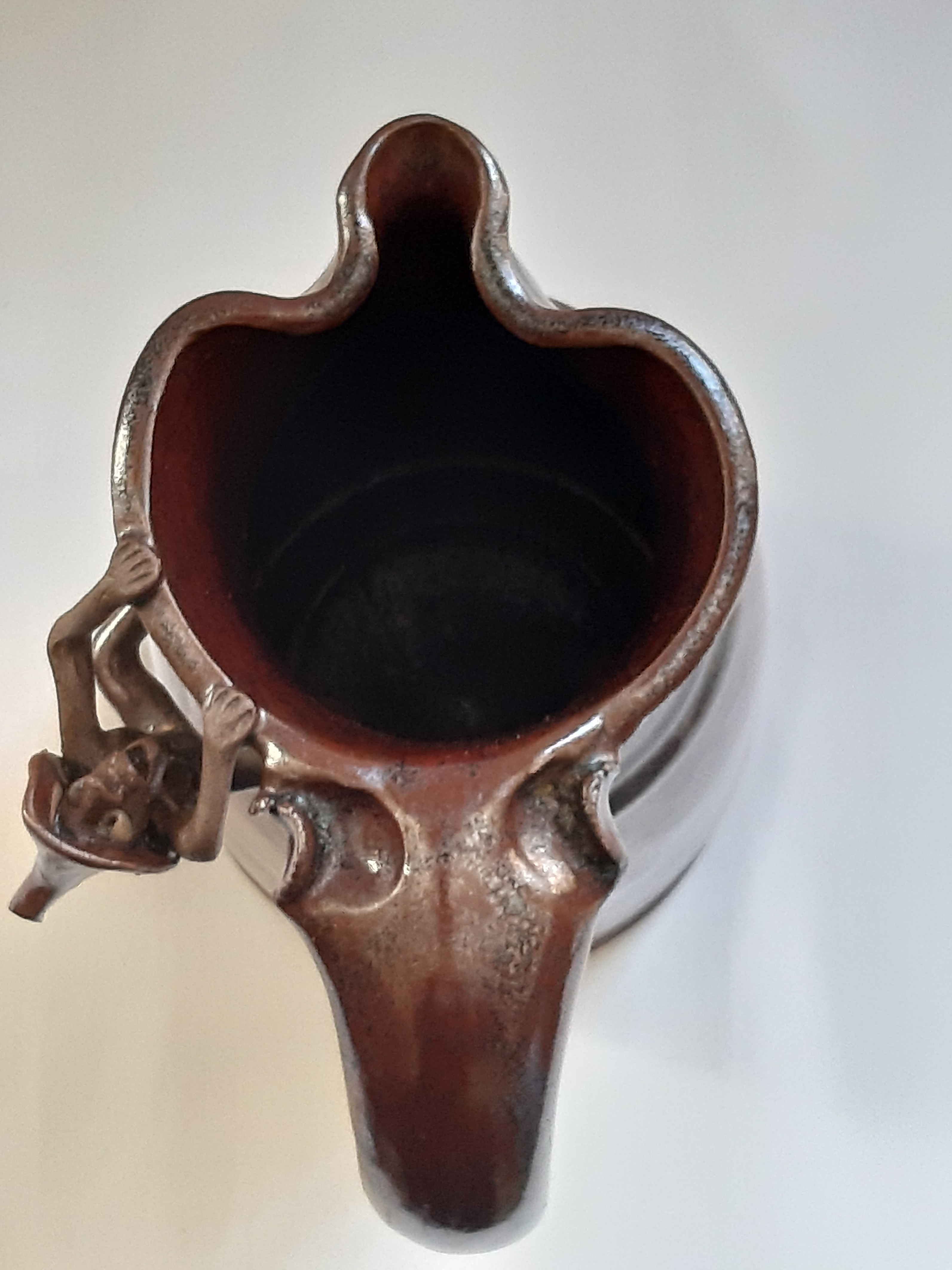 Voir photo 4 de Pichet d'art en grès irisés bordeau, avec singe 3 D, agripé au col, signature à identifier Pichet d'art en grès irisés bordeau, avec singe 3 D, agripé au col, signature à identifier Bon état reconditionné photo 4