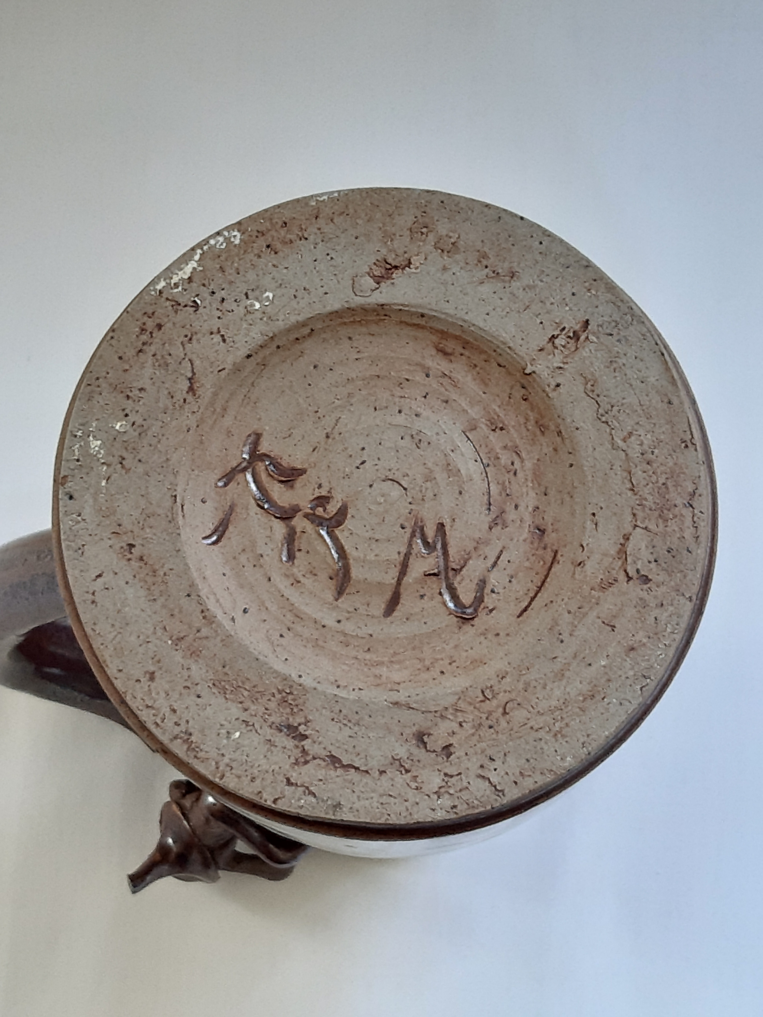 Voir photo 5 de Pichet d'art en grès irisés bordeau, avec singe 3 D, agripé au col, signature à identifier Pichet d'art en grès irisés bordeau, avec singe 3 D, agripé au col, signature à identifier Bon état reconditionné photo 5