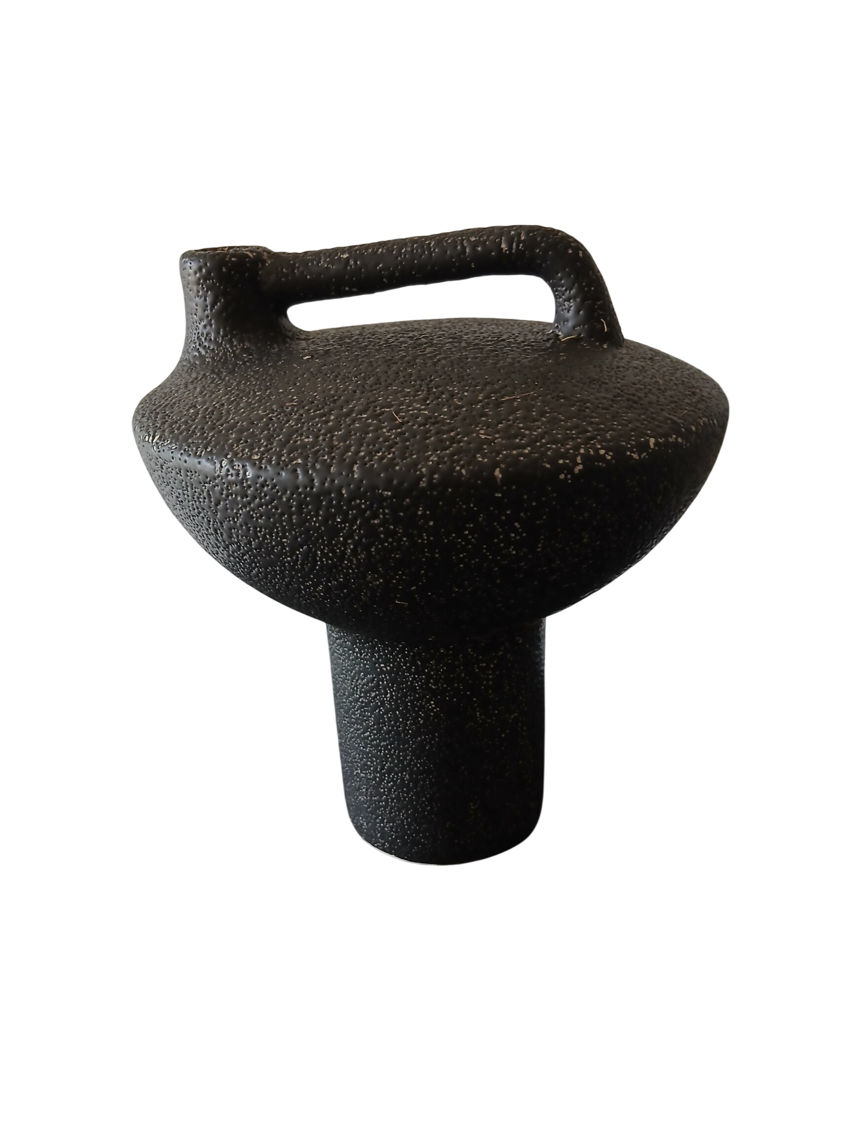 Pichet en céramique en forme de château d'eau de couleur noir. Très bon état - 12,00 € Pichet en céramique en forme de château d'eau de couleur noir. Très bon état reconditionné disponible sur Label Emmaüs