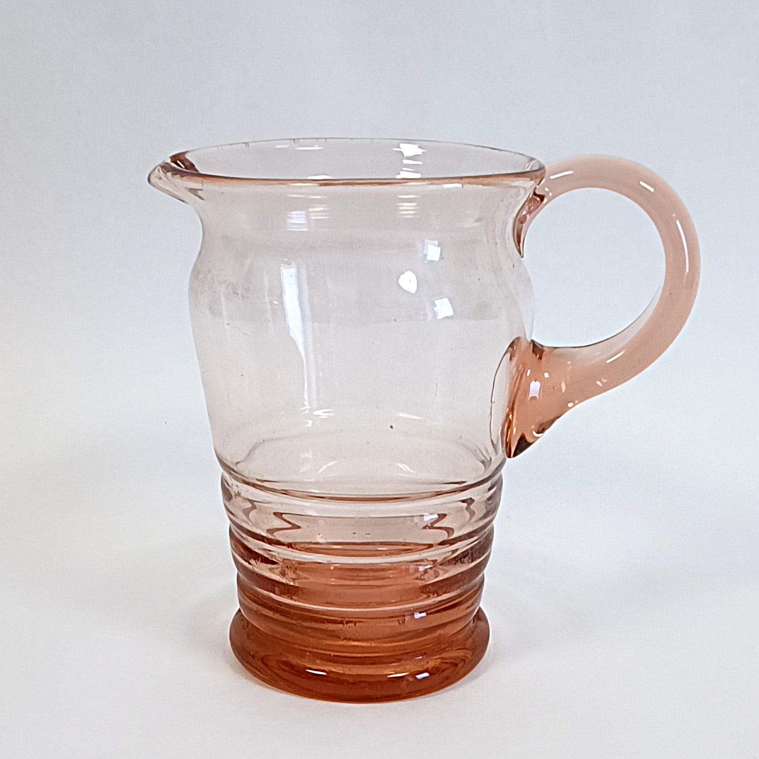 Voir photo 2 de Pichet en verre rose H 19 cm Pichet en verre rose H 19 cm Bon état reconditionné photo 2