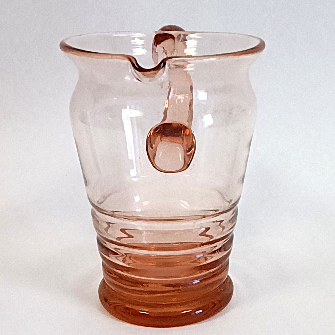 Voir photo 3 de Pichet en verre rose H 19 cm Pichet en verre rose H 19 cm Bon état reconditionné photo 3