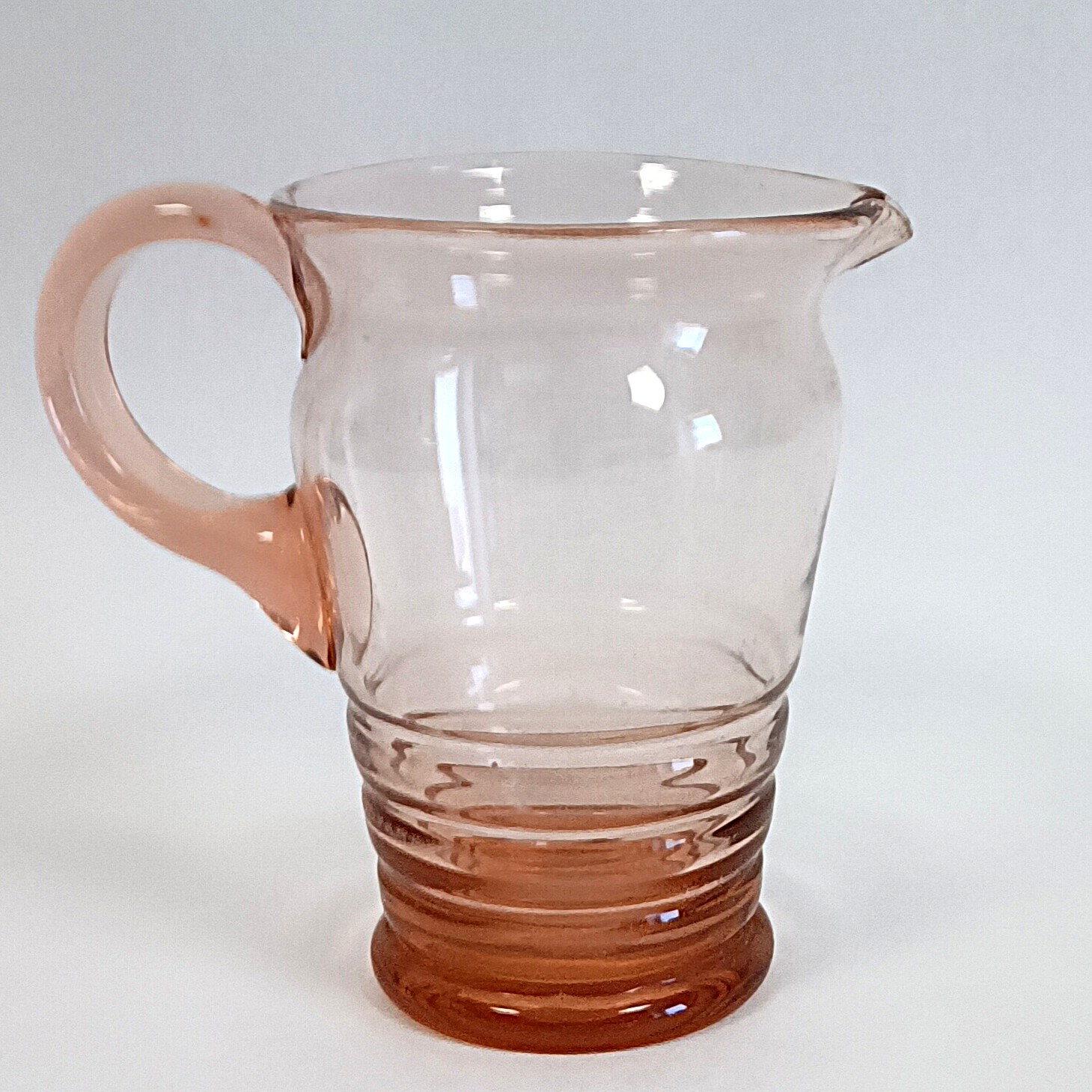 Voir photo 4 de Pichet en verre rose H 19 cm Pichet en verre rose H 19 cm Bon état reconditionné photo 4