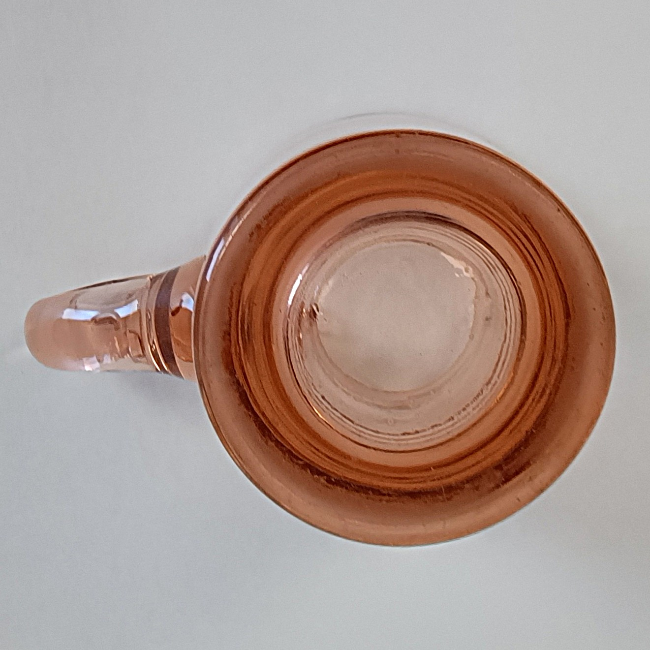 Voir photo 5 de Pichet en verre rose H 19 cm Pichet en verre rose H 19 cm Bon état reconditionné photo 5