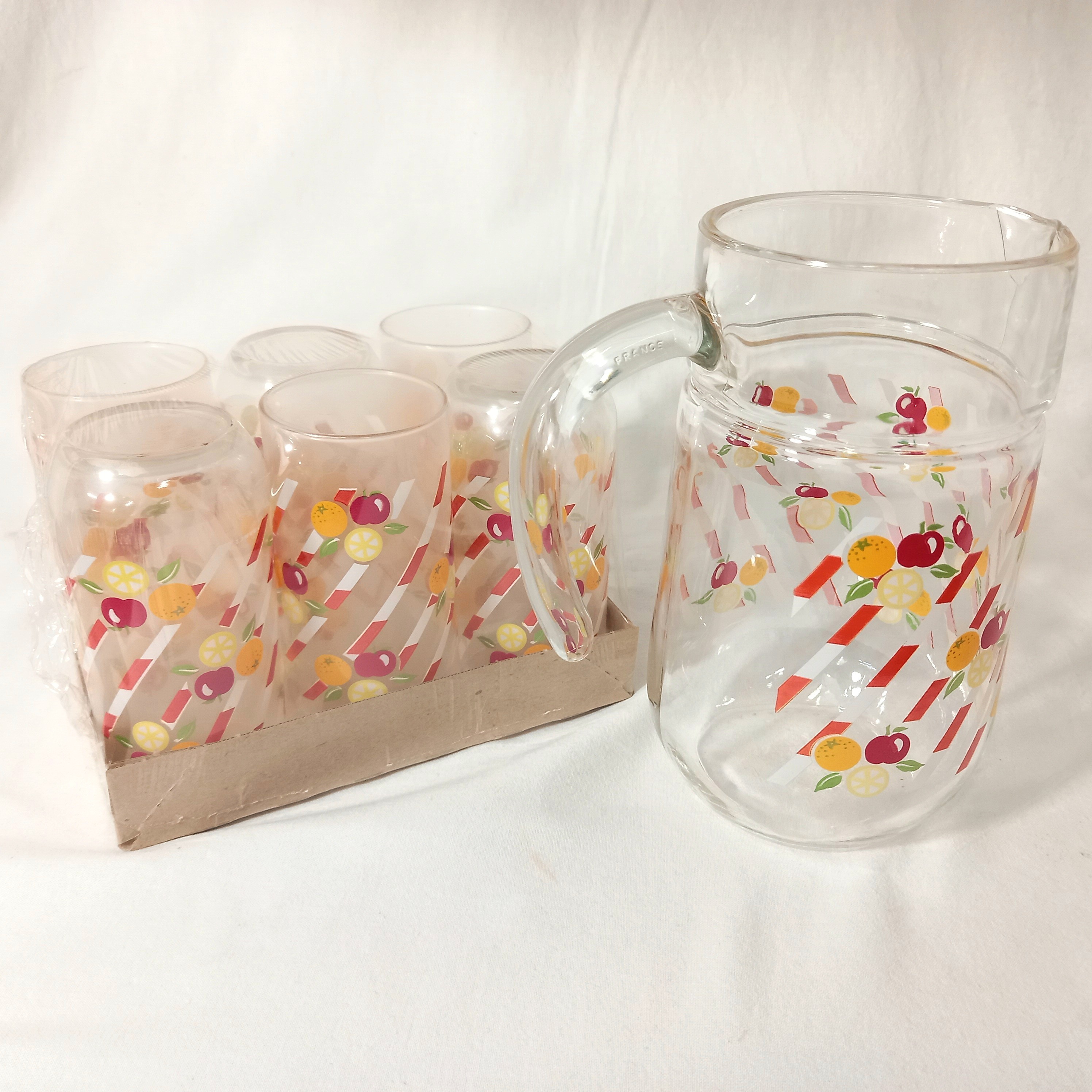 Voir photo 2 de Pichet plus verres assortis, service vintage, style série Arcopal "Fruits" Pichet plus verres assortis, service vintage, style série Arcopal "Fruits" Très bon état reconditionné photo 2