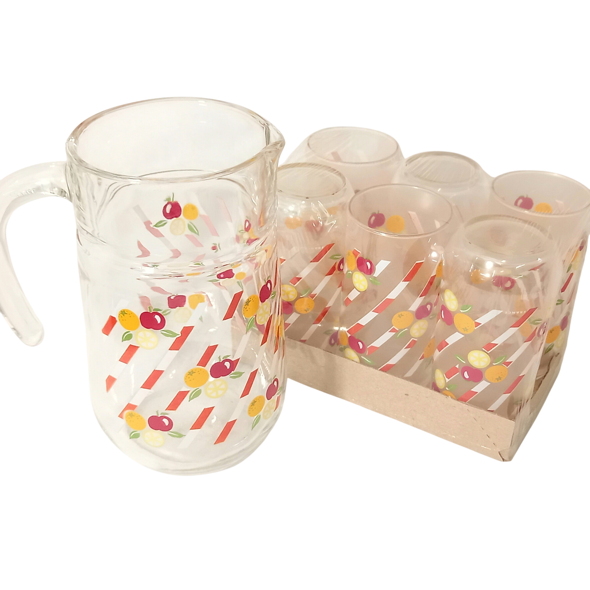 Pichet plus verres assortis, service vintage, style série Arcopal "Fruits" Très bon état - 29,00 € Pichet plus verres assortis, service vintage, style série Arcopal "Fruits" Très bon état reconditionné disponible sur Label Emmaüs