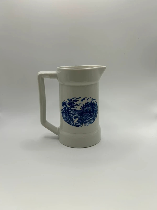 Voir photo 2 de Pichet porcelaine Pyroblan BP décor château bleu blanc vintage résistant au four Pichet porcelaine Pyroblan BP décor château bleu blanc vintage résistant au four Très bon état reconditionné photo 2