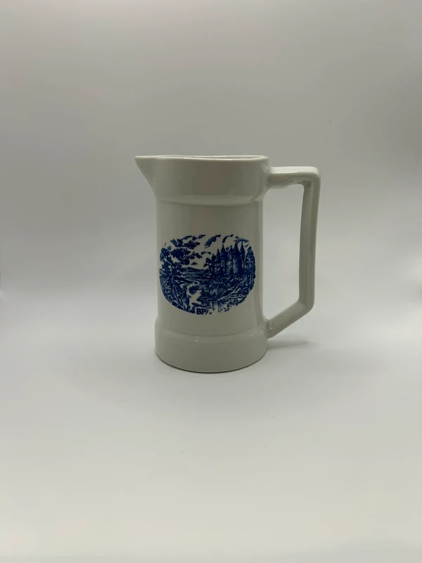 Voir photo 3 de Pichet porcelaine Pyroblan BP décor château bleu blanc vintage résistant au four Pichet porcelaine Pyroblan BP décor château bleu blanc vintage résistant au four Très bon état reconditionné photo 3
