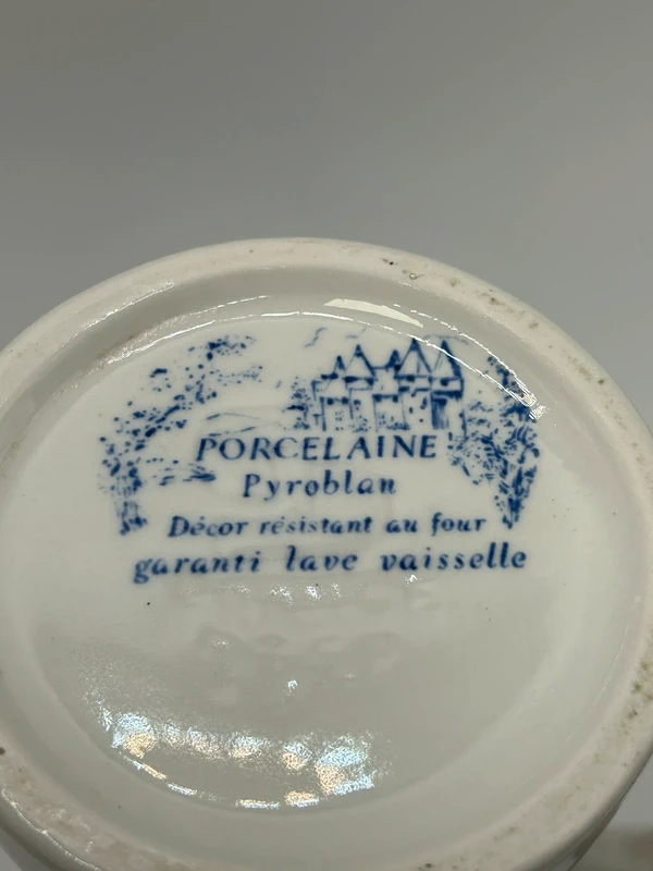 Voir photo 5 de Pichet porcelaine Pyroblan BP décor château bleu blanc vintage résistant au four Pichet porcelaine Pyroblan BP décor château bleu blanc vintage résistant au four Très bon état reconditionné photo 5