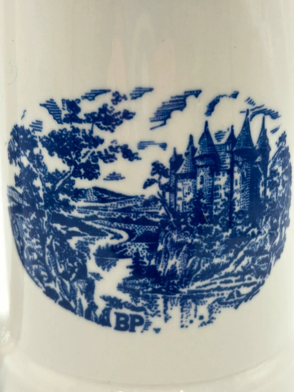 Voir photo 6 de Pichet porcelaine Pyroblan BP décor château bleu blanc vintage résistant au four Pichet porcelaine Pyroblan BP décor château bleu blanc vintage résistant au four Très bon état reconditionné photo 6