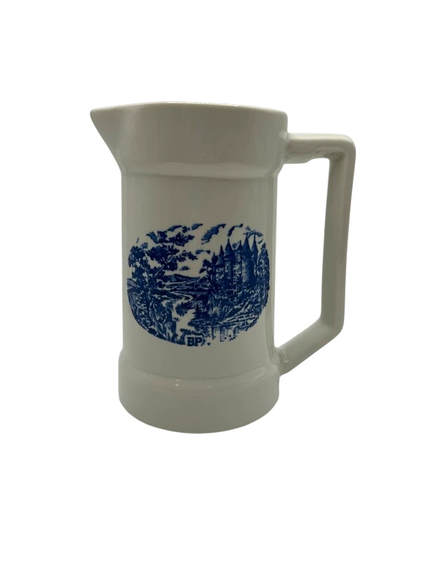 Pichet porcelaine Pyroblan BP décor château bleu blanc vintage résistant au four Très bon état - 22,00 € Pichet porcelaine Pyroblan BP décor château bleu blanc vintage résistant au four Très bon état reconditionné disponible sur Label Emmaüs