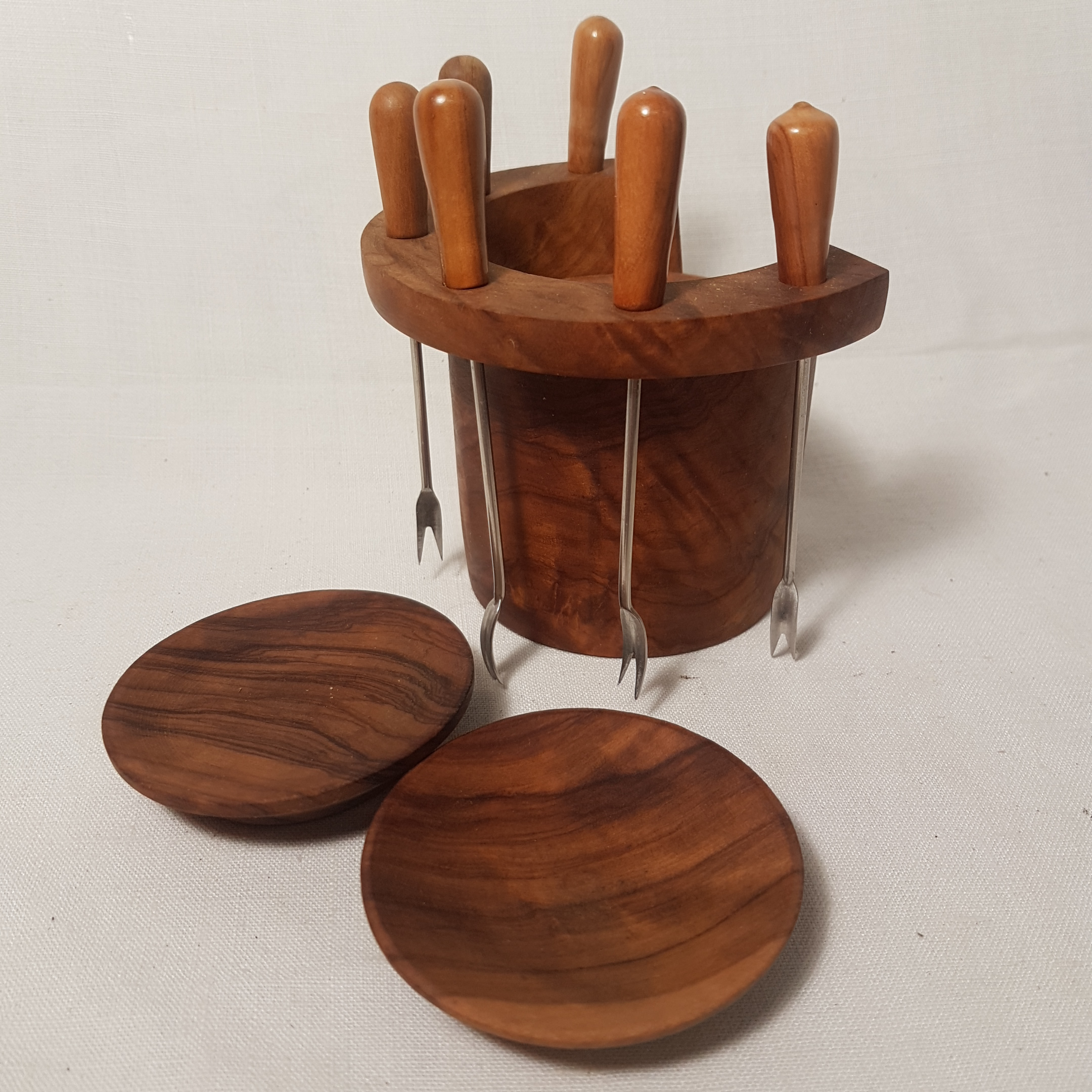 Voir photo 2 de Pics pour apéritif et six petites coupelles vintage en bois Pics pour apéritif et six petites coupelles vintage en bois Très bon état reconditionné photo 2