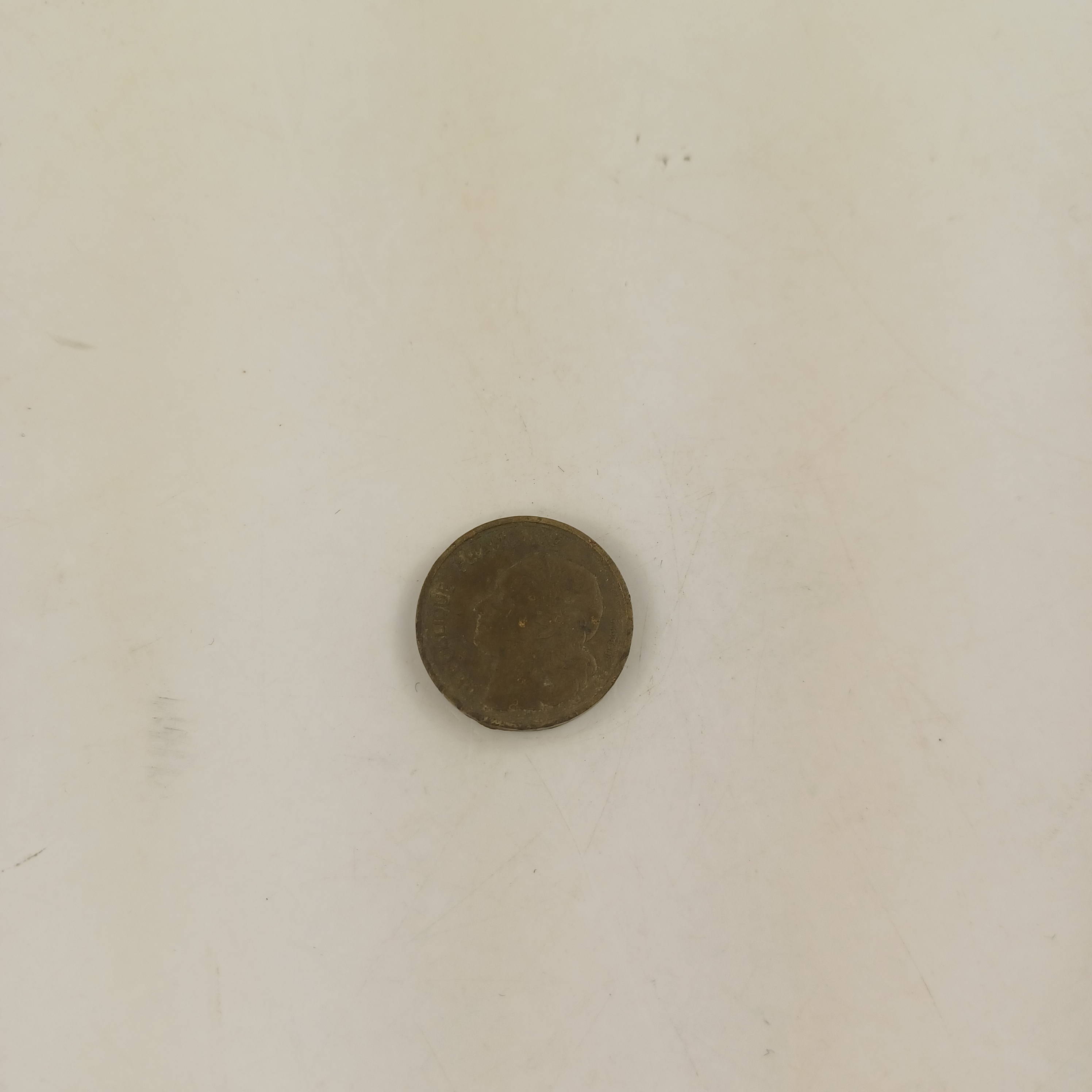 Voir photo 2 de Pièce 10 francs 1955 avec erreur de frappe, face décalée avec gravure Gouraud au dos Pièce 10 francs 1955 avec erreur de frappe, face décalée avec gravure Gouraud au dos Très bon état reconditionné photo 2