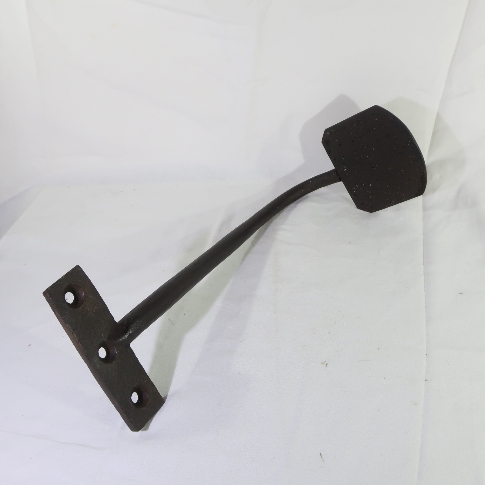 Pièce métallique récupérée sur une machine d'ancienne Tannerie Bon état - 10,00 € Pièce métallique récupérée sur une machine d'ancienne Tannerie Bon état reconditionné disponible sur Label Emmaüs