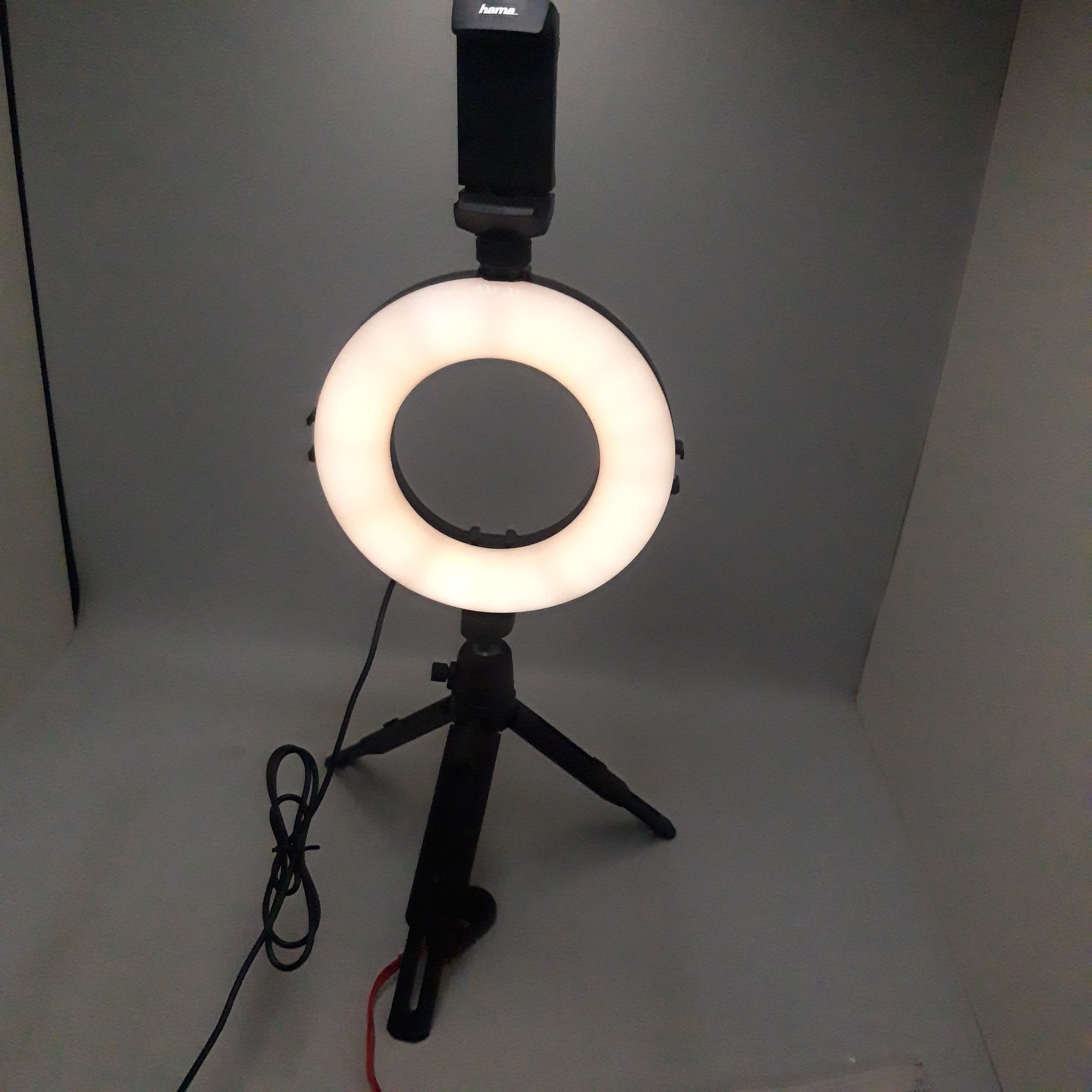Voir photo 2 de Pied à selfie Hama avec anneau LED et trépied Pied à selfie Hama avec anneau LED et trépied Bon état reconditionné photo 2