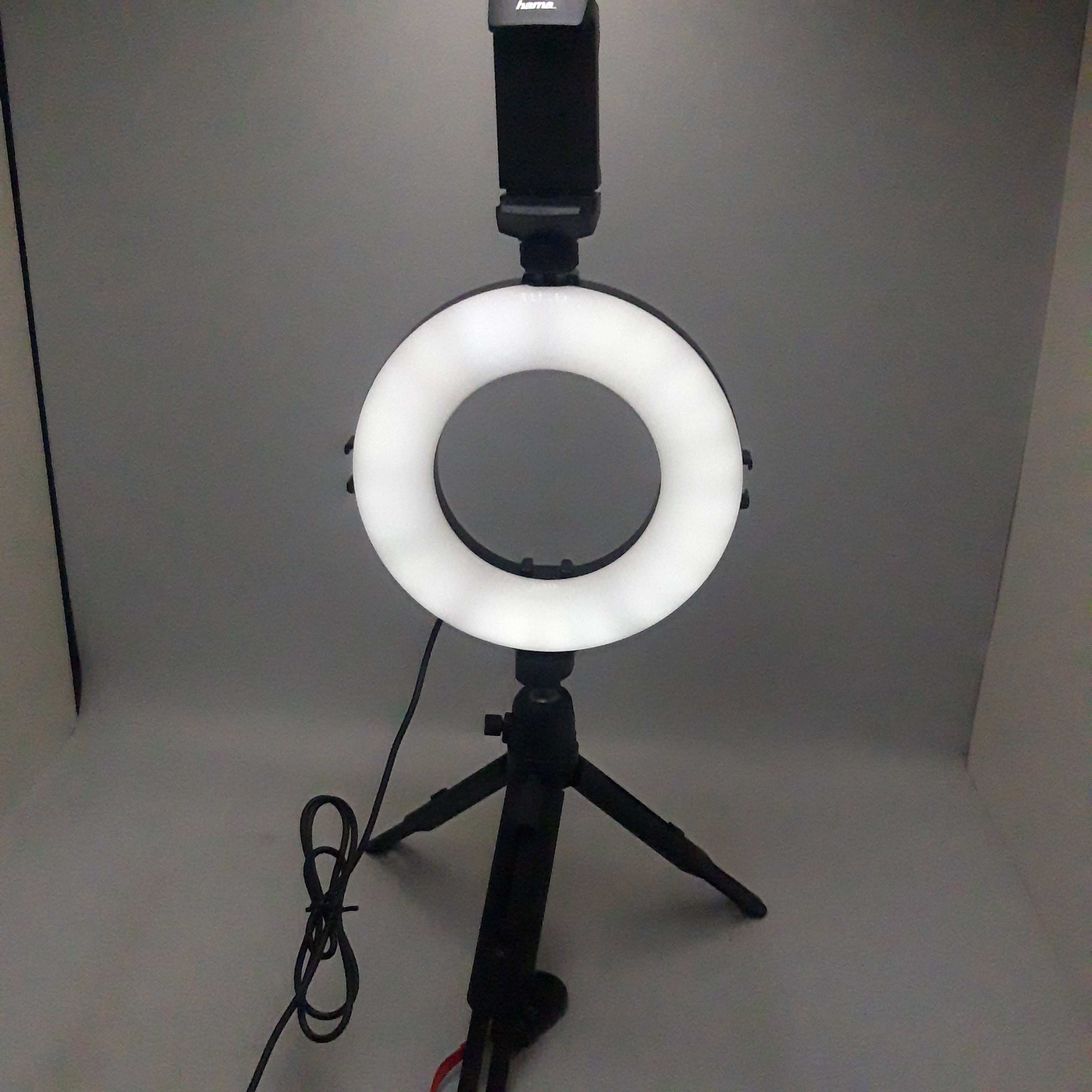 Voir photo 4 de Pied à selfie Hama avec anneau LED et trépied Pied à selfie Hama avec anneau LED et trépied Bon état reconditionné photo 4