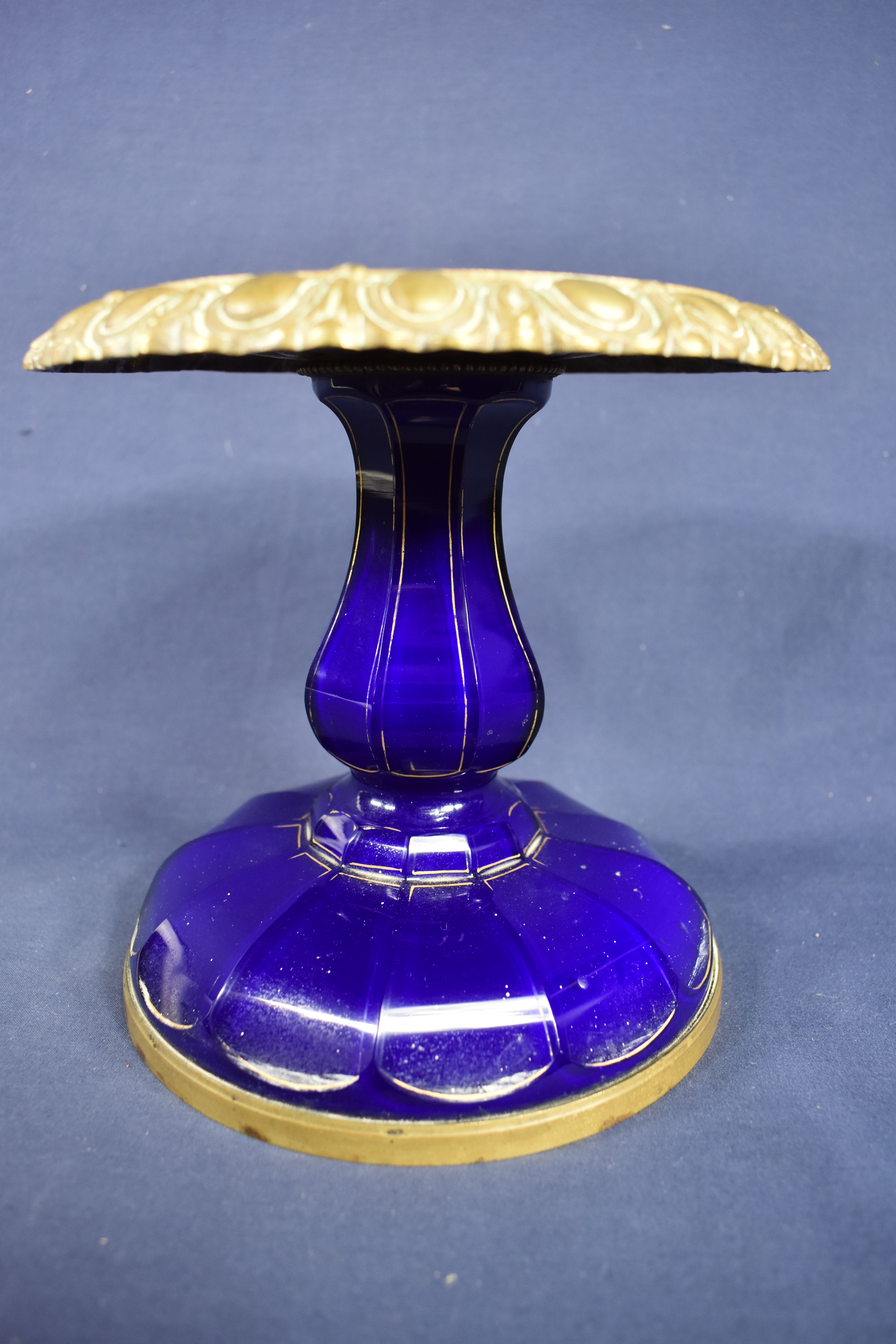 Voir photo 2 de Pied de coupe en porcelaine et bronze (à fourbis) - Haut 18, Diam 18 cm Pied de coupe en porcelaine et bronze (à fourbis) - Haut 18, Diam 18 cm Bon état reconditionné photo 2