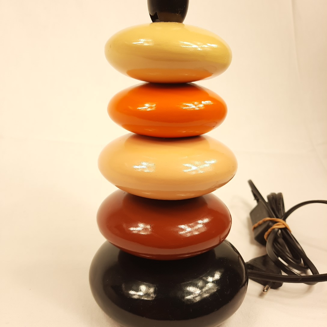 Pied de lampe composé de galets de couleurs vives en céramique années pop Bon état - 20,00 € Pied de lampe composé de galets de couleurs vives en céramique années pop Bon état reconditionné disponible sur Label Emmaüs