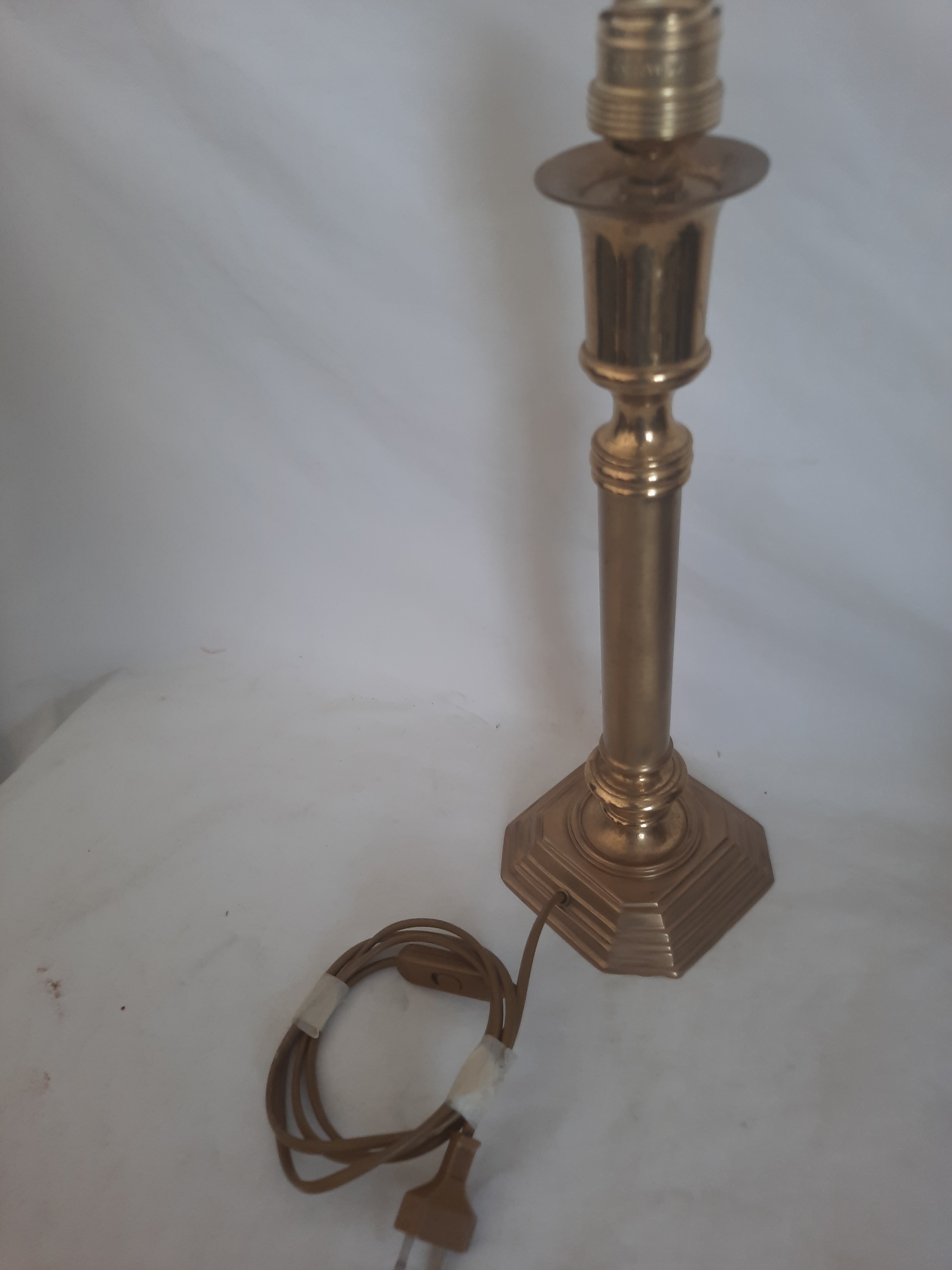 Voir photo 3 de Pied de lampe de chevet en métal doré vintage Pied de lampe de chevet en métal doré vintage État correct reconditionné photo 3