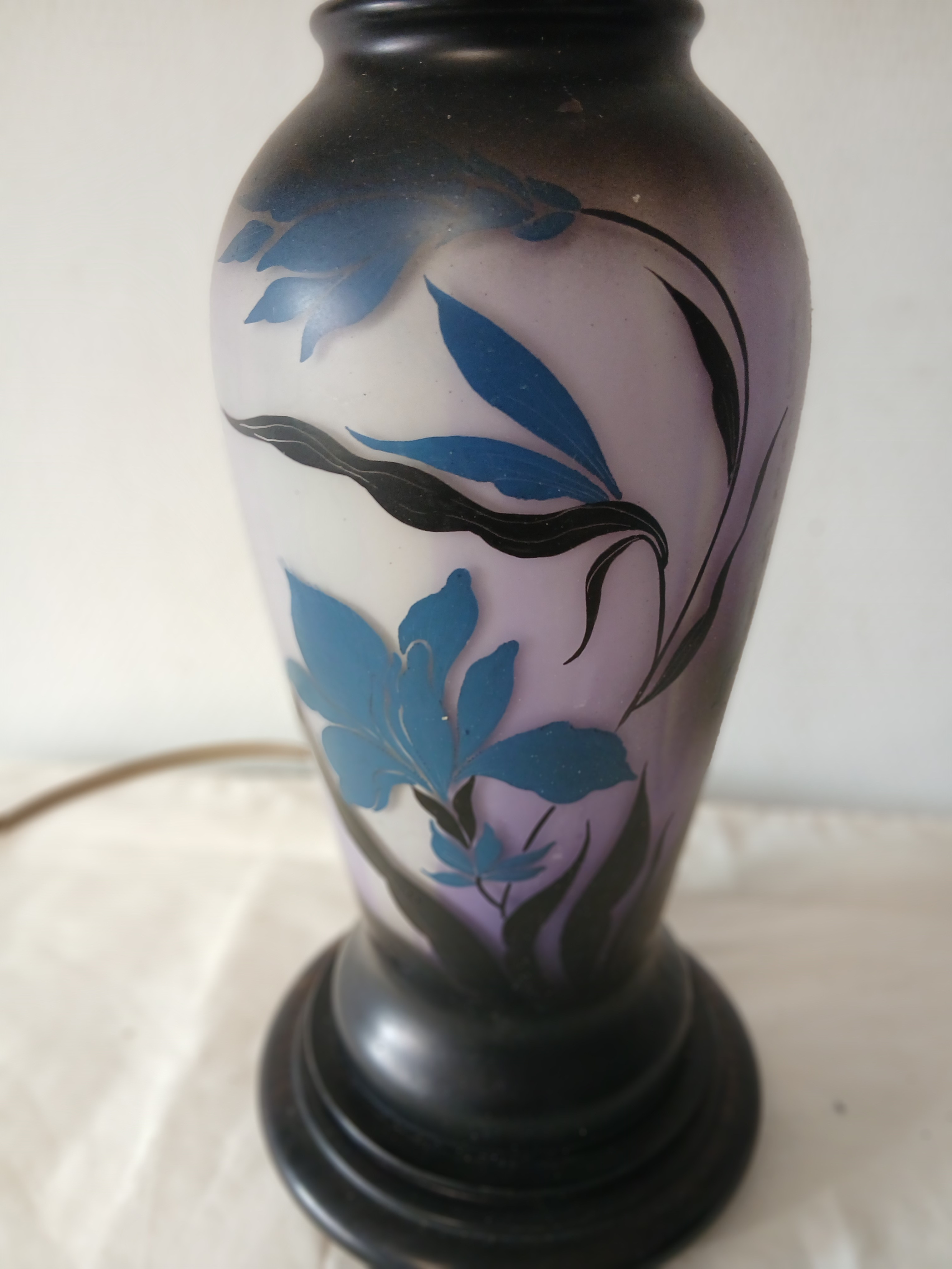 Voir photo 2 de Pied de lampe en bois à décor peint de fleurs. Pied de lampe en bois à décor peint de fleurs. Bon état reconditionné photo 2