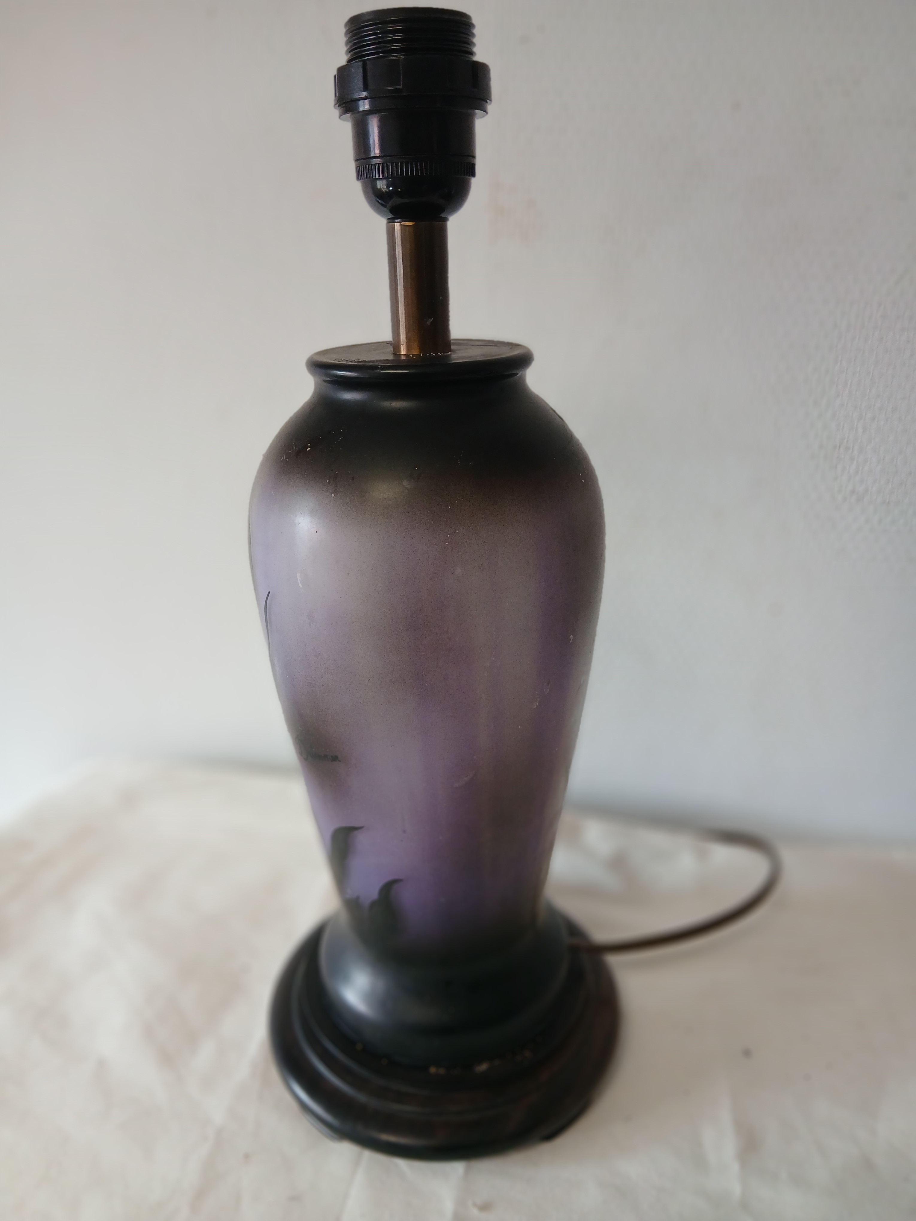 Voir photo 3 de Pied de lampe en bois à décor peint de fleurs. Pied de lampe en bois à décor peint de fleurs. Bon état reconditionné photo 3