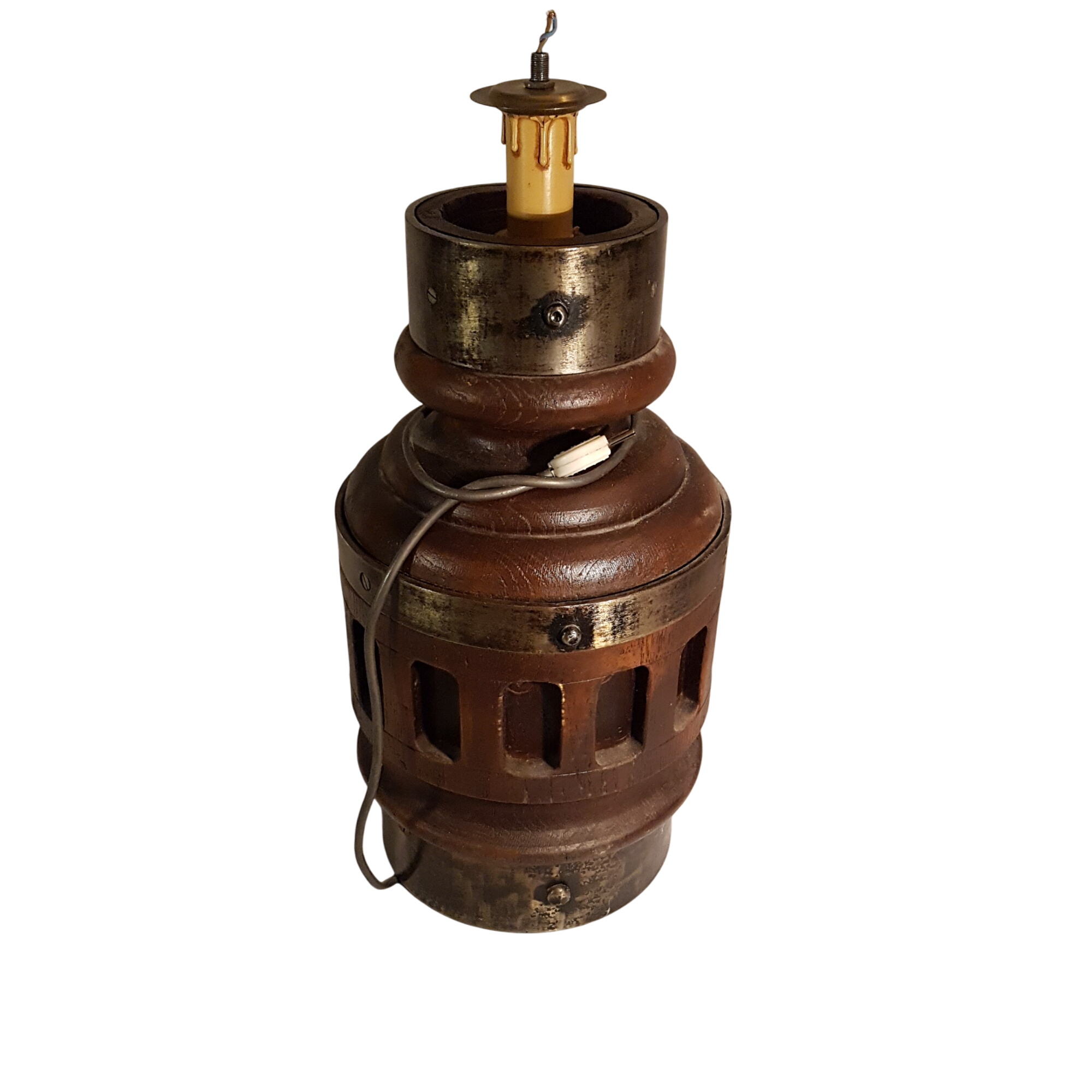 Pied de lampe en bois et métal État correct - 10,00 € Pied de lampe en bois et métal État correct reconditionné disponible sur Label Emmaüs
