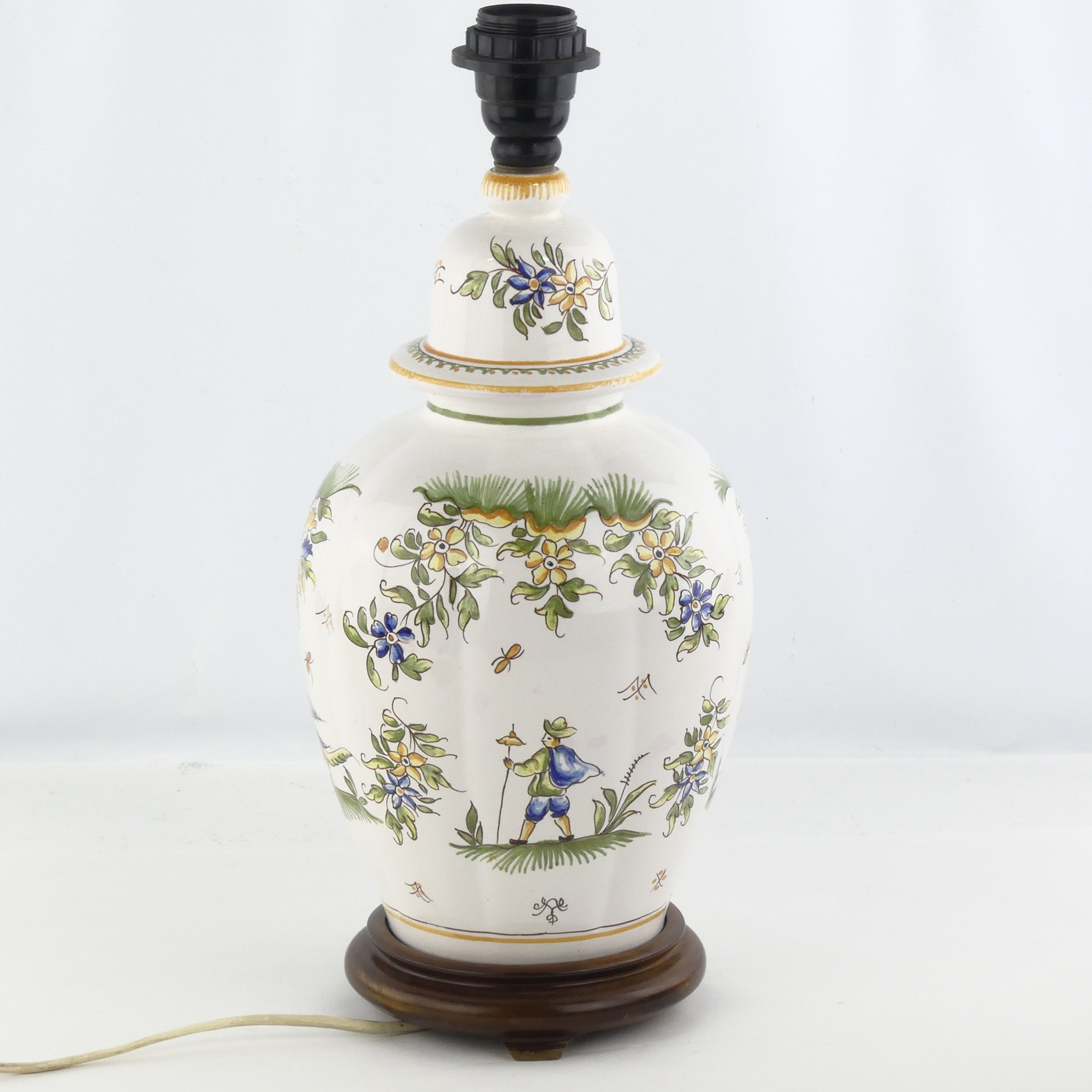 Pied de lampe en céramique de Moustier Très bon état - 28,00 € Pied de lampe en céramique de Moustier Très bon état reconditionné disponible sur Label Emmaüs