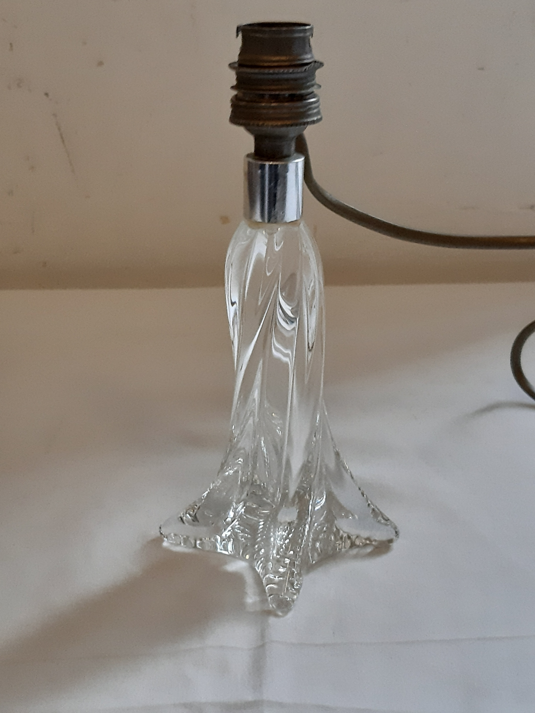 Pied de lampe en cristal vintage Bon état - 24,00 € Pied de lampe en cristal vintage Bon état reconditionné disponible sur Label Emmaüs