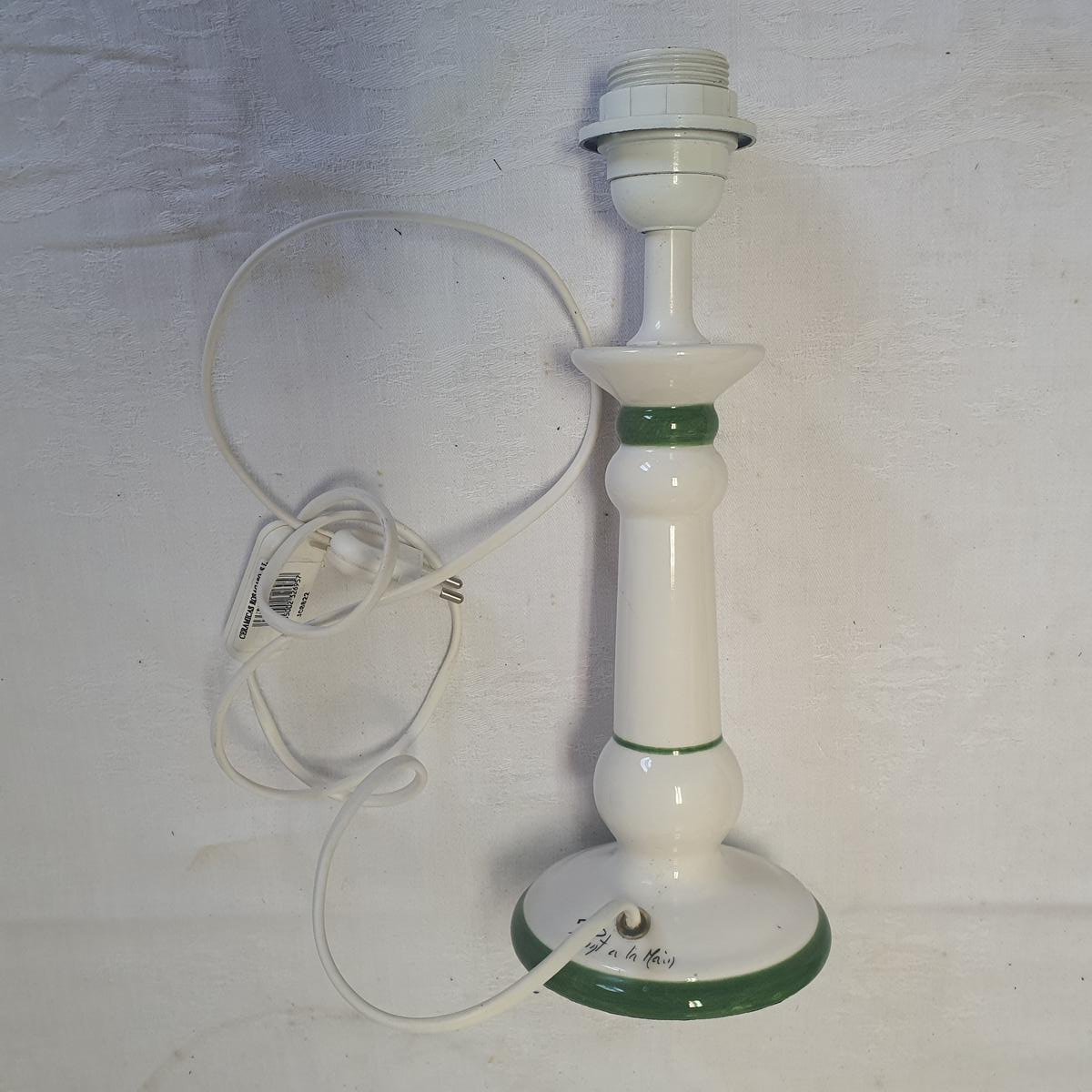 Pieds de Lampe En Céramqieue Couleur Blanc et Vert En état Correct Fait Main État correct - 10,00 € Pieds de Lampe En Céramqieue Couleur Blanc et Vert En état Correct Fait Main État correct reconditionné disponible sur Label Emmaüs