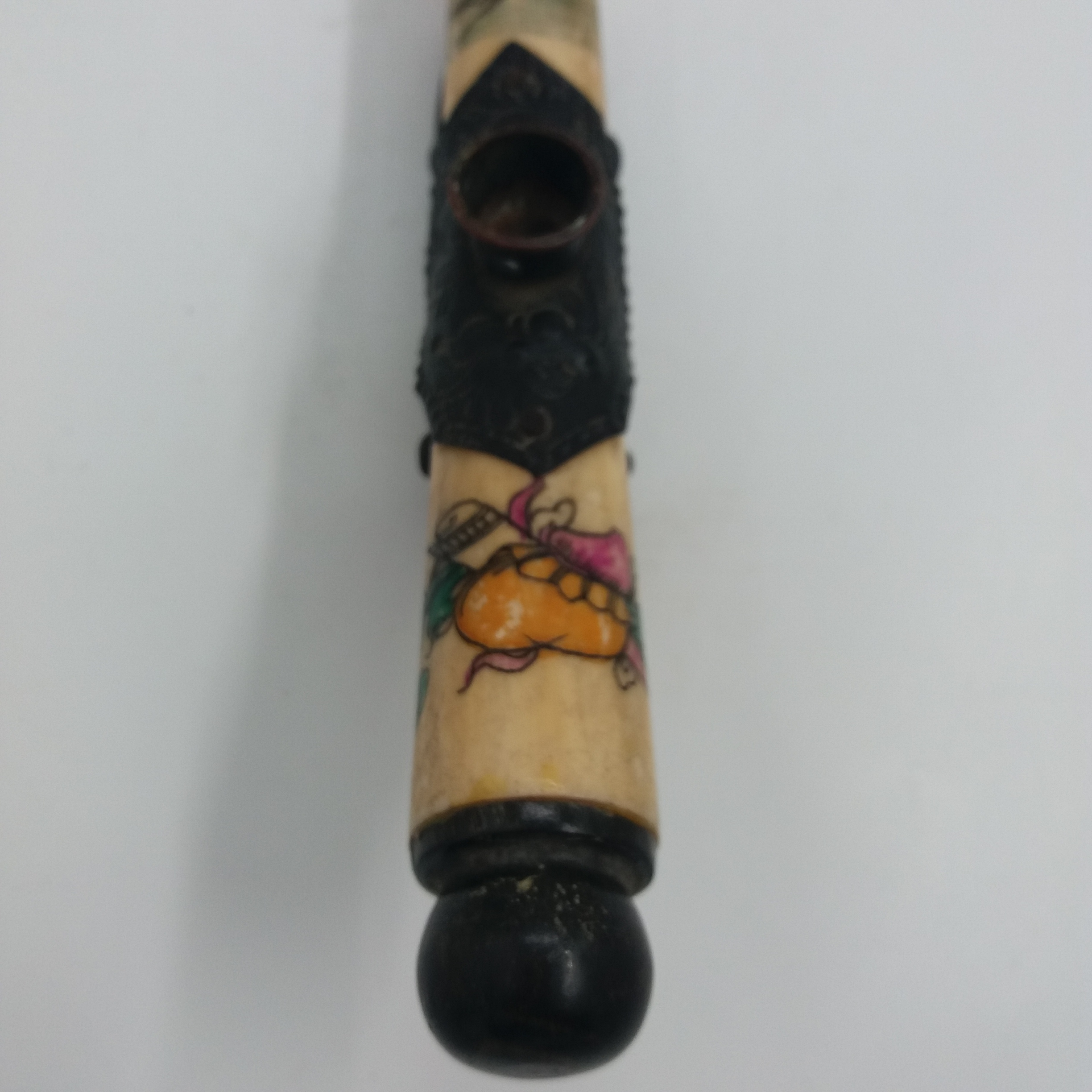 Voir photo 3 de Pipe à opium. Support et bouchon en métal ciselé. En corne. Décor asiatique. Décor et personnage à l’encre. Pipe à opium. Support et bouchon en métal ciselé. En corne. Décor asiatique. Décor et personnage à l’encre. Bon état reconditionné photo 3