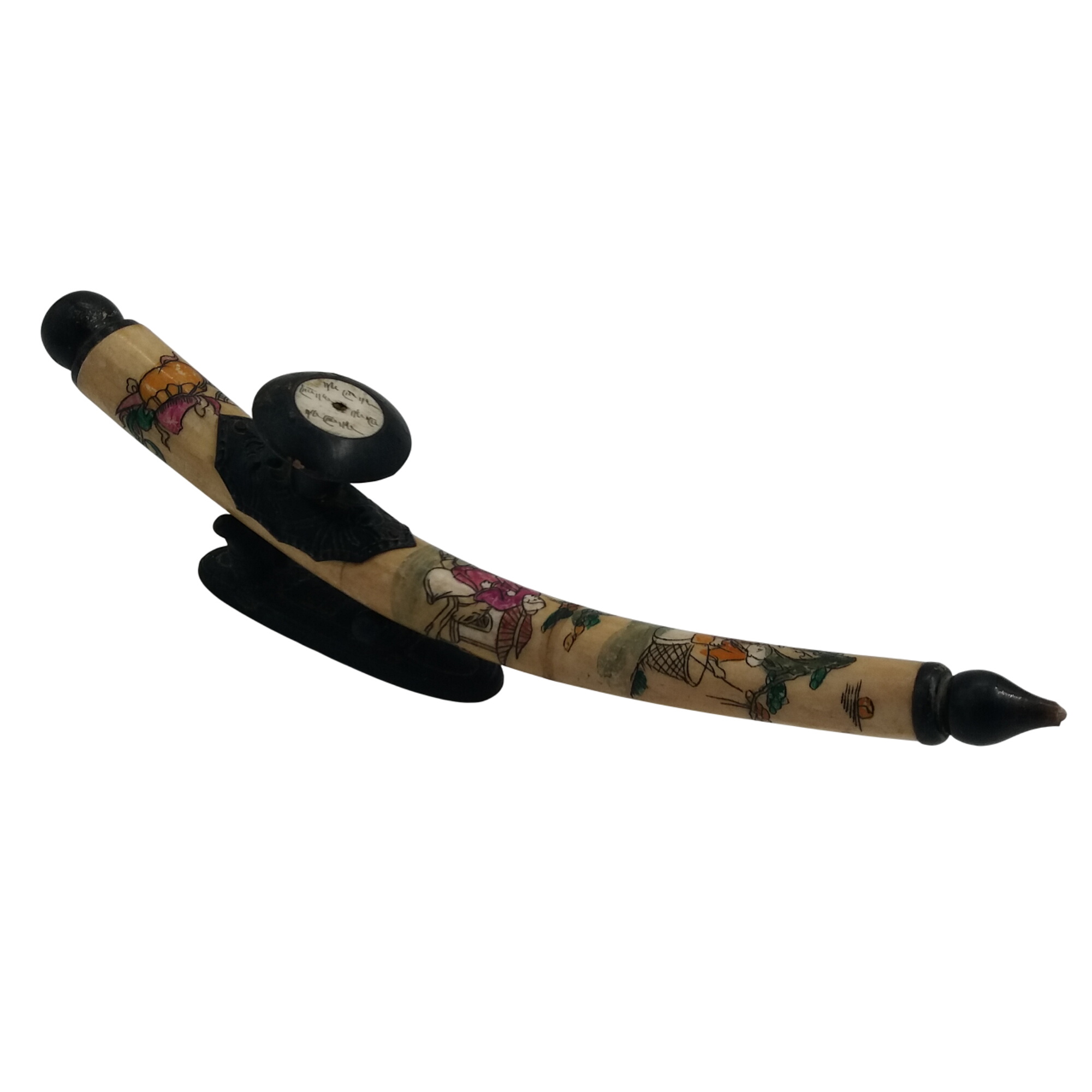 Pipe à opium. Support et bouchon en métal ciselé. En corne. Décor asiatique. Décor et personnage à l’encre. Bon état - 75,00 € Pipe à opium. Support et bouchon en métal ciselé. En corne. Décor asiatique. Décor et personnage à l’encre. Bon état reconditionné disponible sur Label Emmaüs