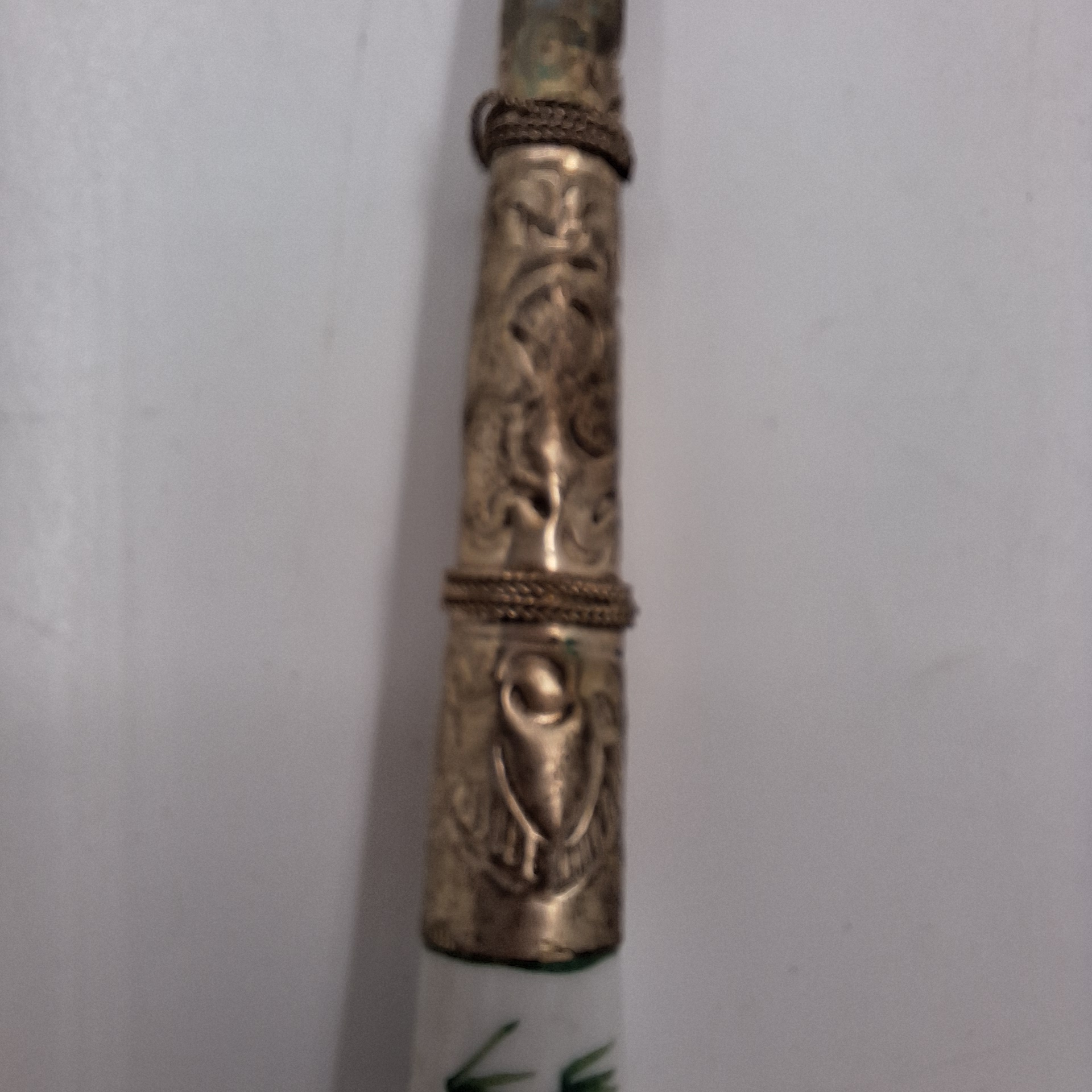 Voir photo 2 de Pipe ancienne en porcelaine. Décor floral vert. Embout en métal ciselé. Pipe ancienne en porcelaine. Décor floral vert. Embout en métal ciselé. Très bon état reconditionné photo 2